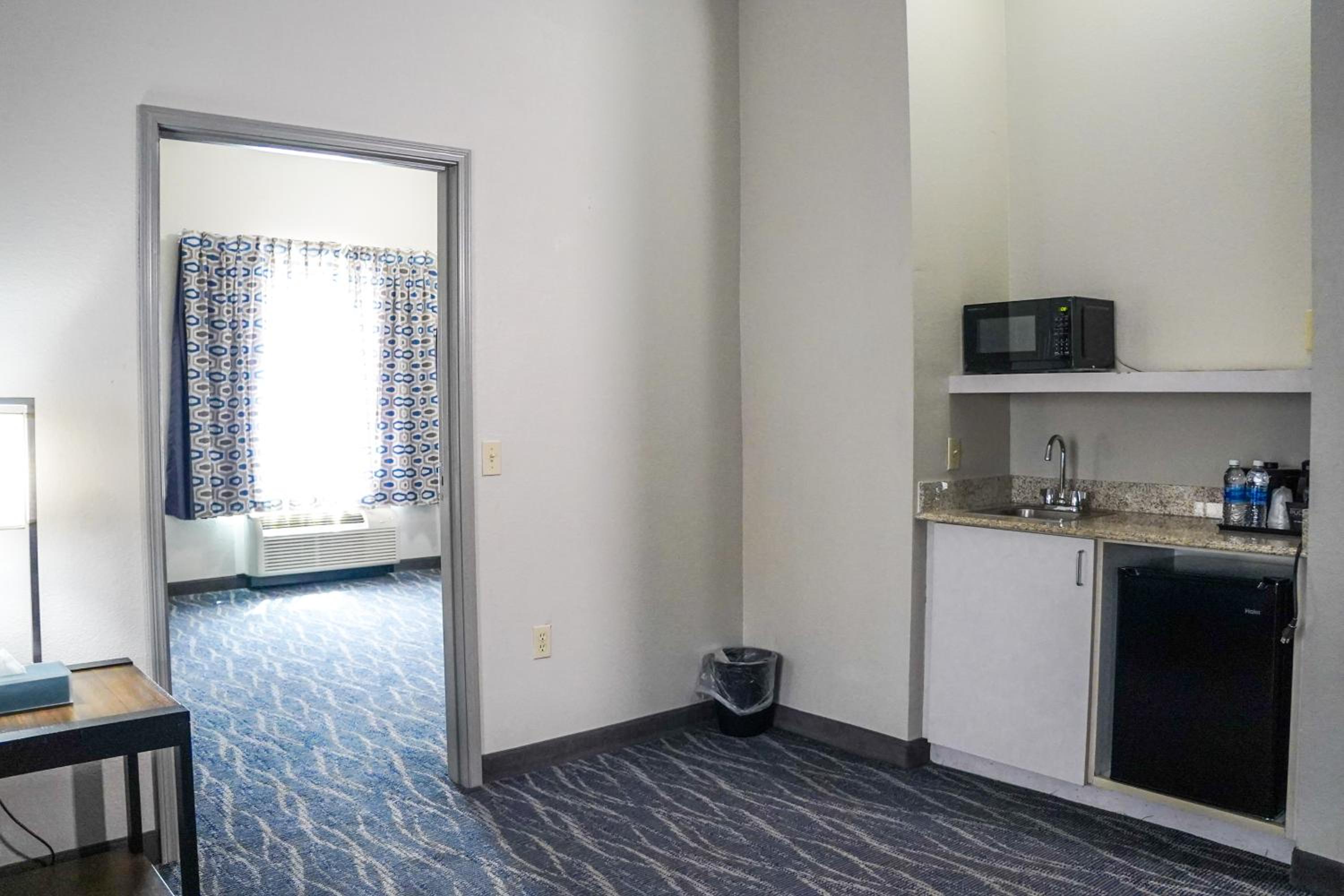Family Room - Non-Smoking - Photo 4