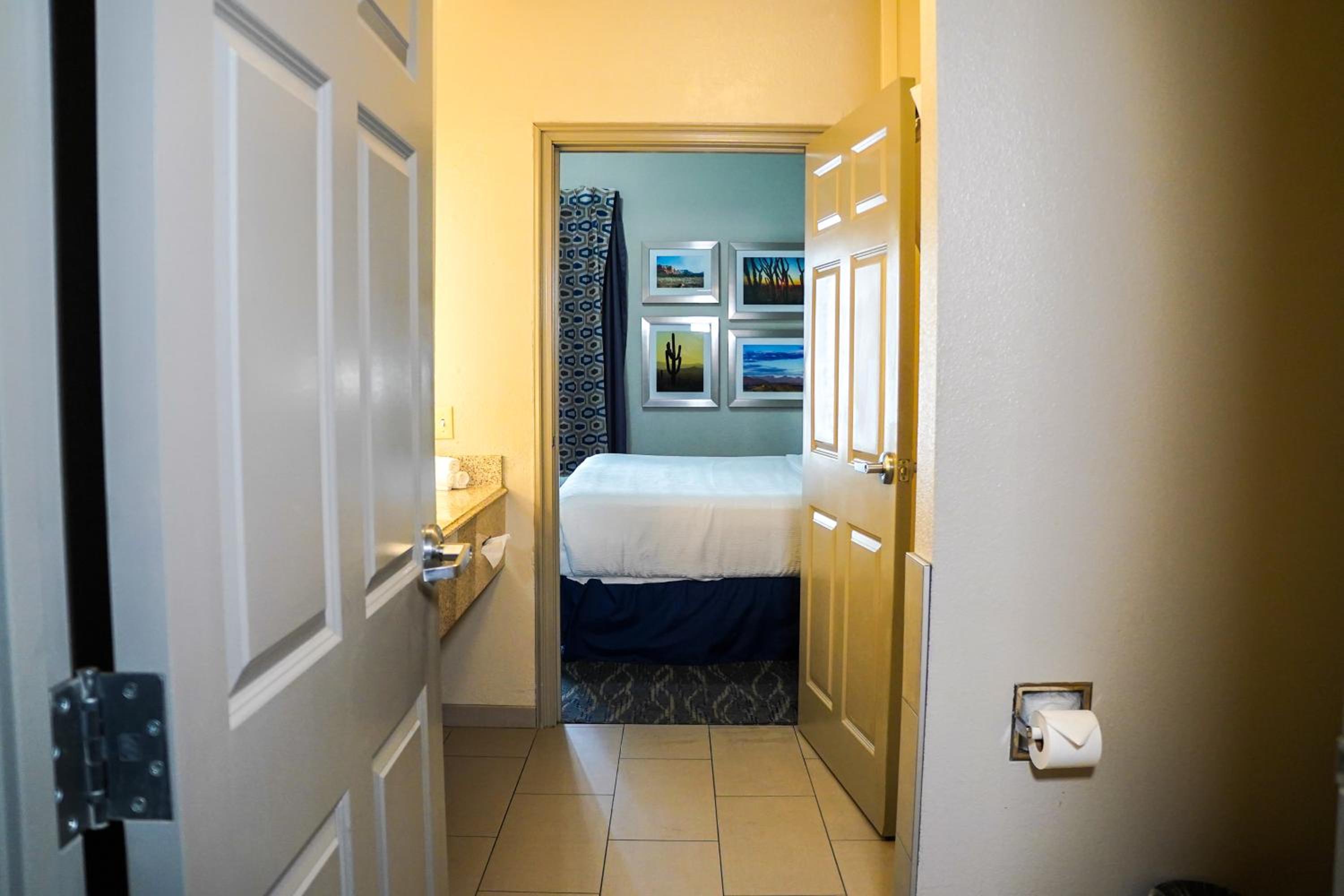 One Bedroom Queen Suite - Non-Smoking - Photo 1