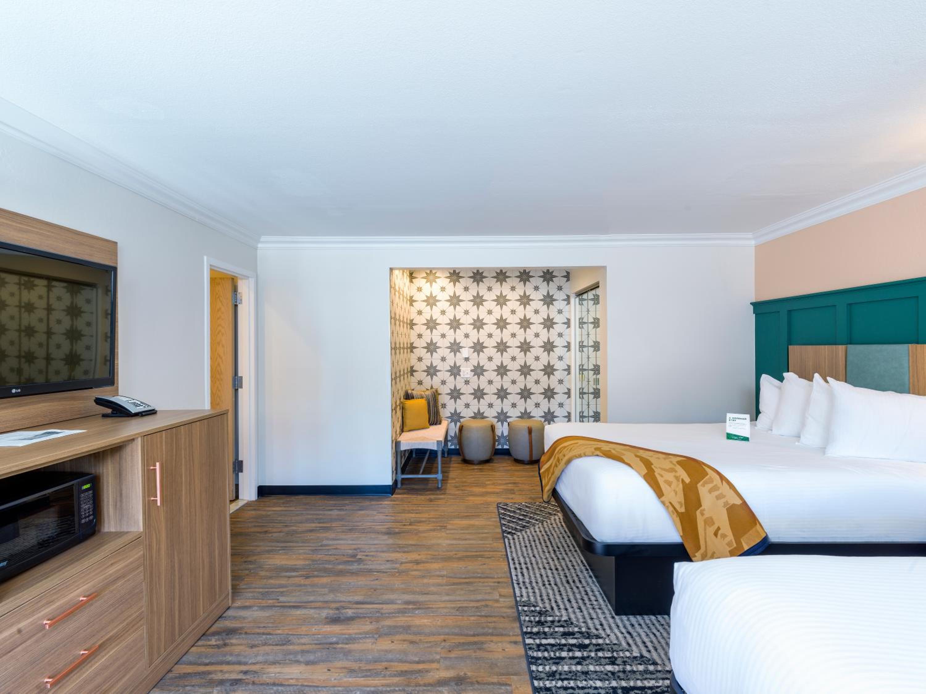 Queen Room With Two Queen Beds - Photo 4