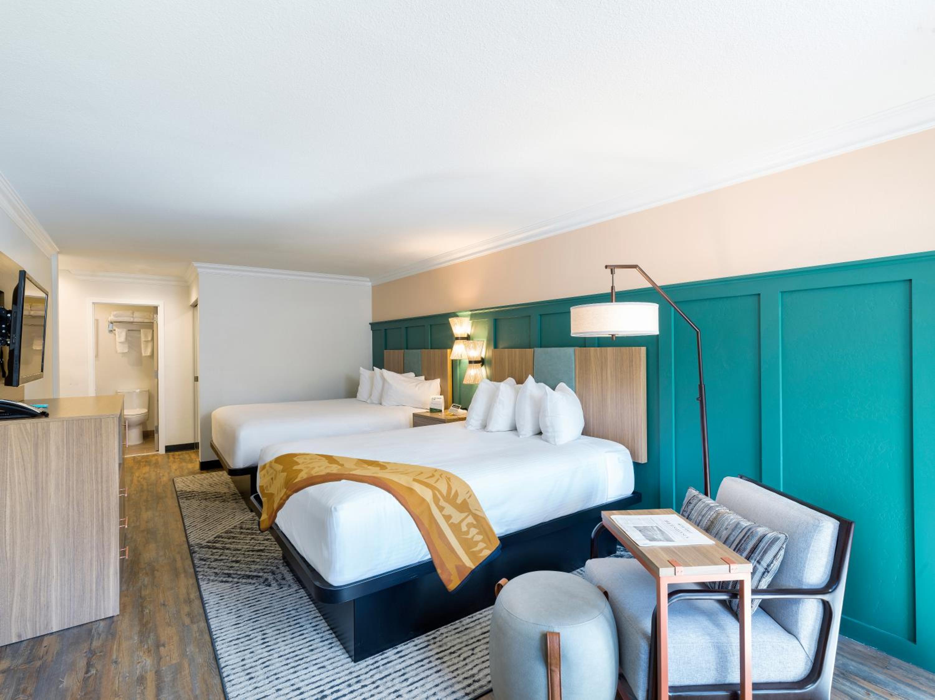 Queen Room With Two Queen Beds - Photo 2