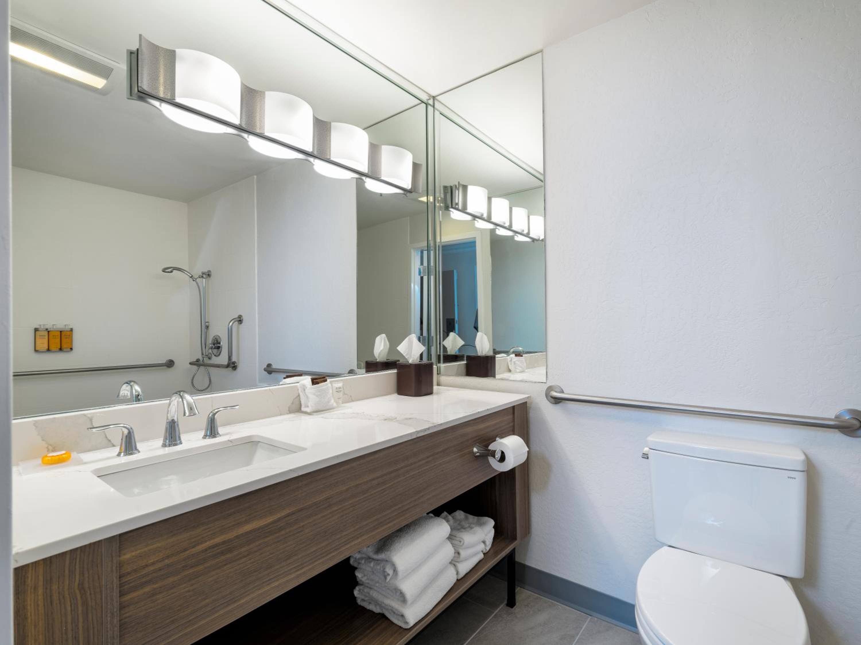King Room With Roll-In Shower - Disability Access - Photo 3