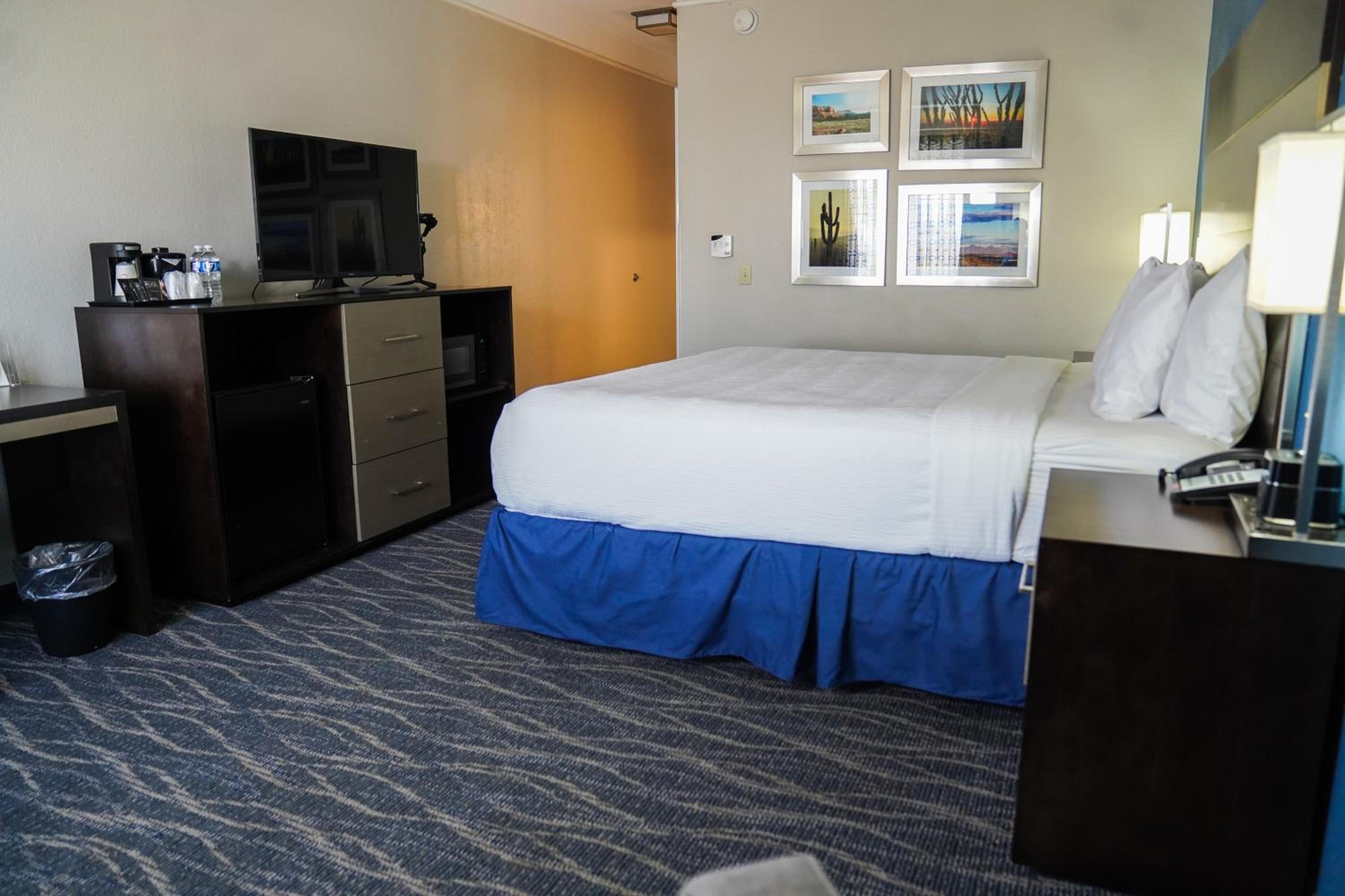King Room with Bath Tub - Mobility Accessible/Non-Smoking - Photo 4