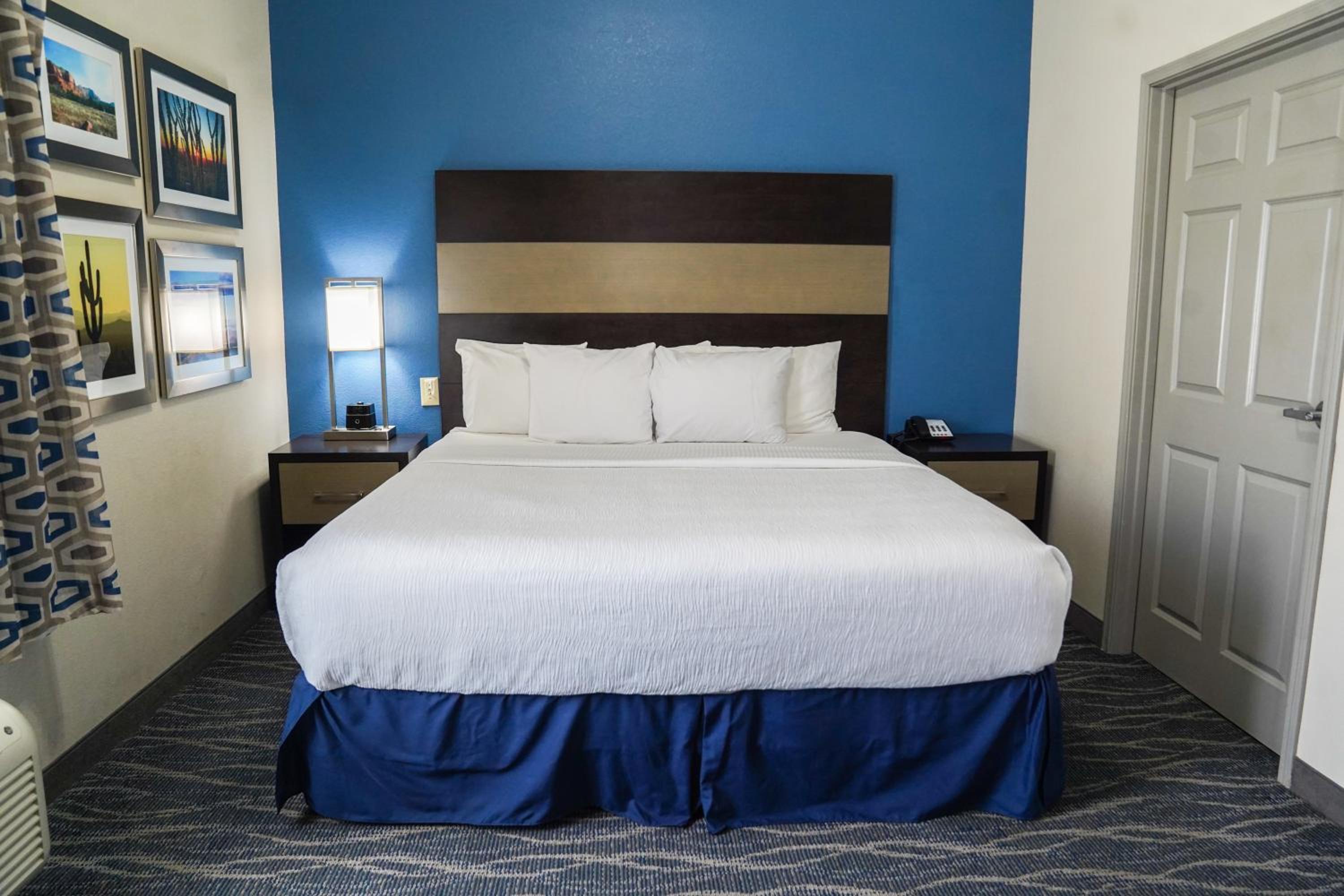 One-Bedroom King Suite - Non-Smoking - Photo 2