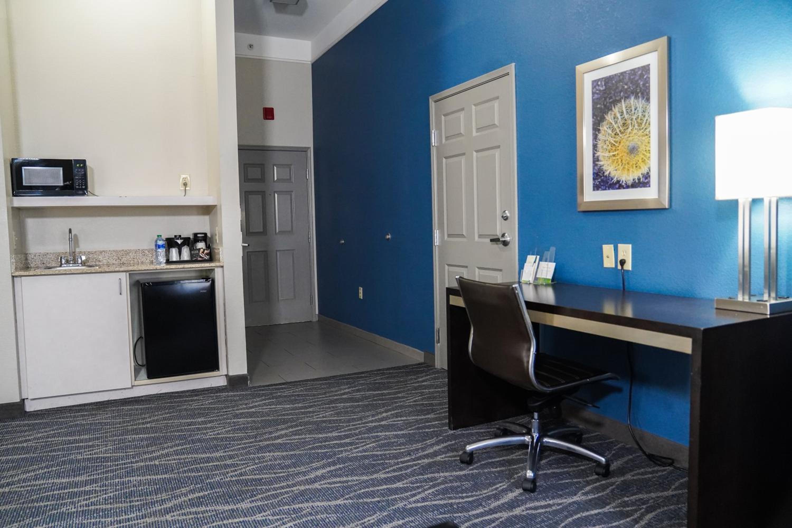 One-Bedroom King Suite - Non-Smoking - Photo 3
