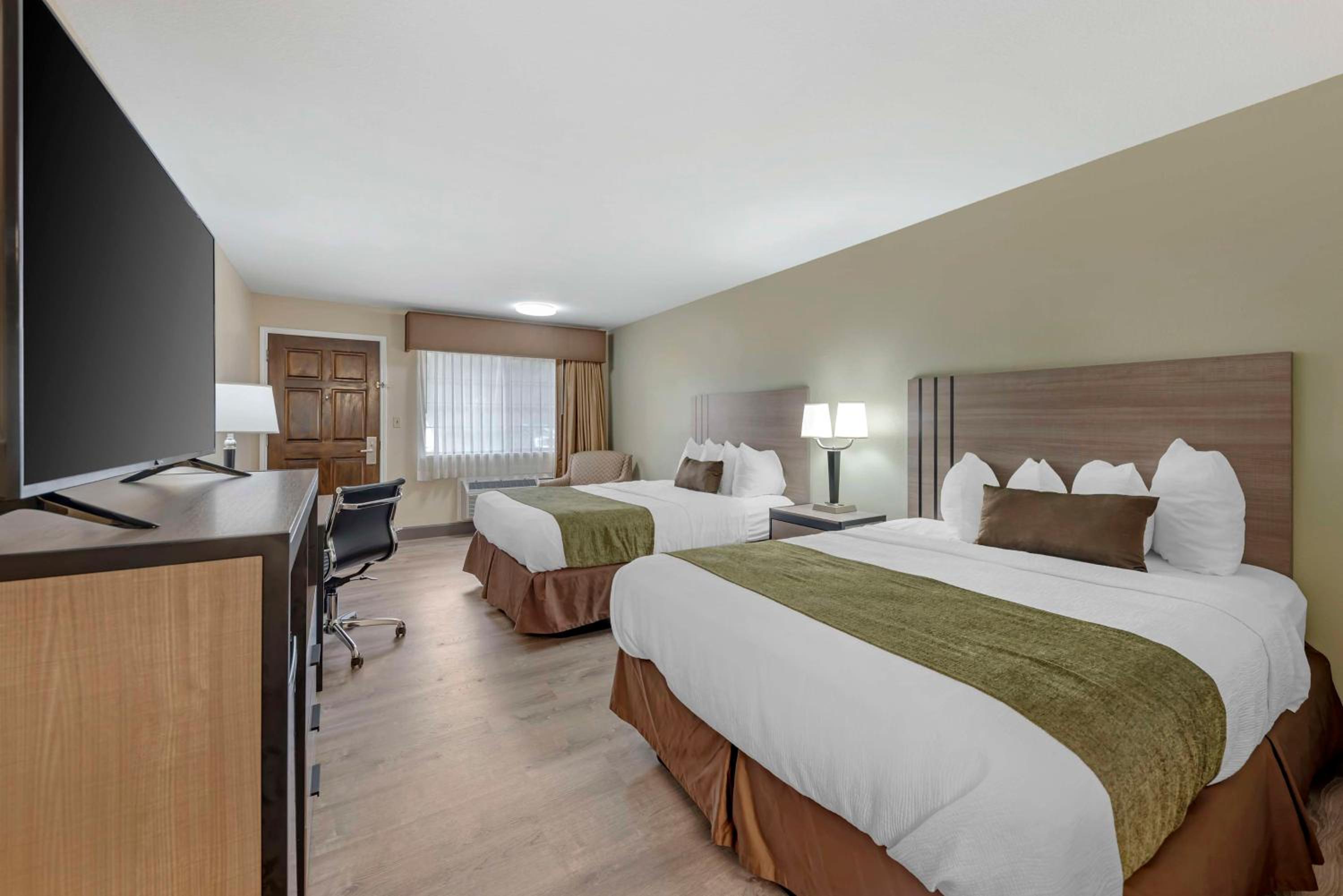 Queen Room with Two Queen Beds - Non Smoking - Photo 1