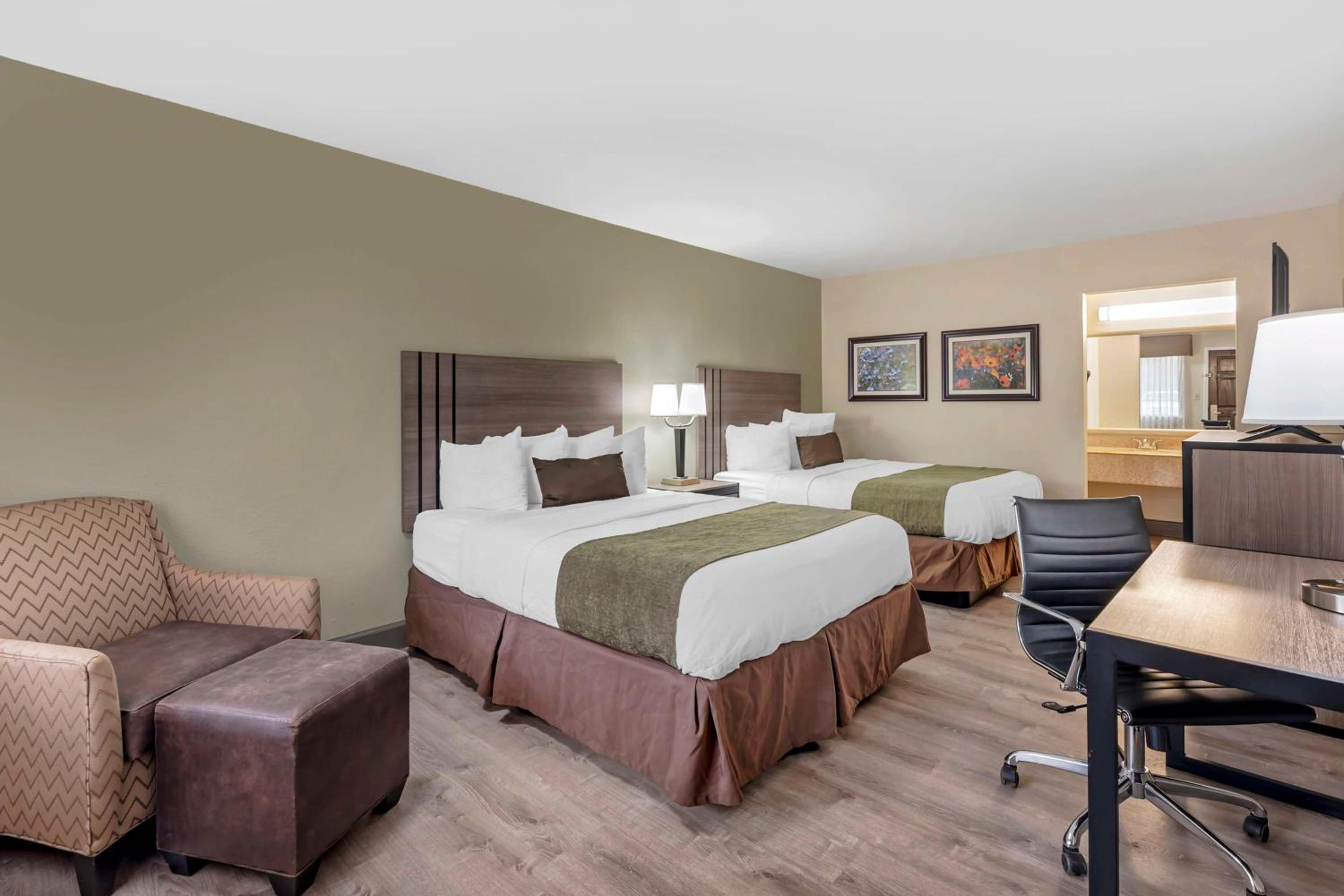Queen Room with Two Queen Beds - Non Smoking - Photo 3