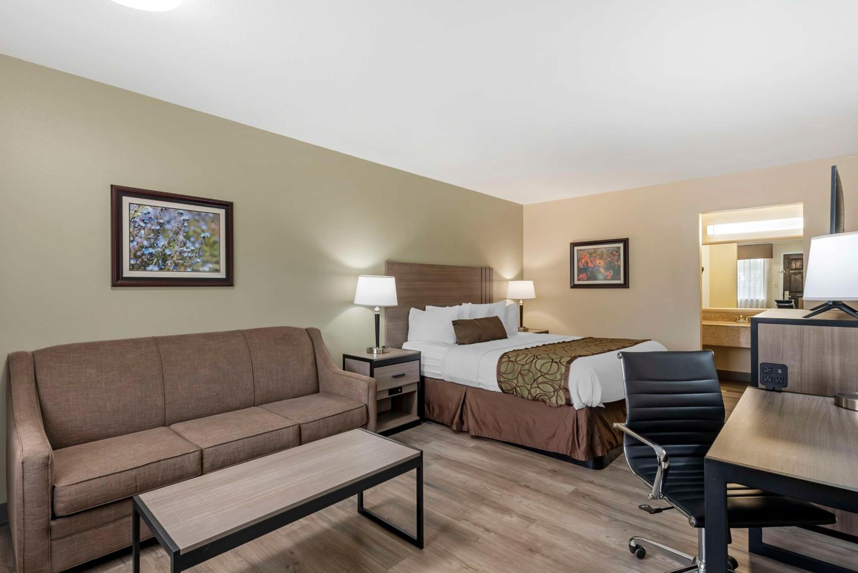Deluxe King Room - Non Smoking - Photo 2