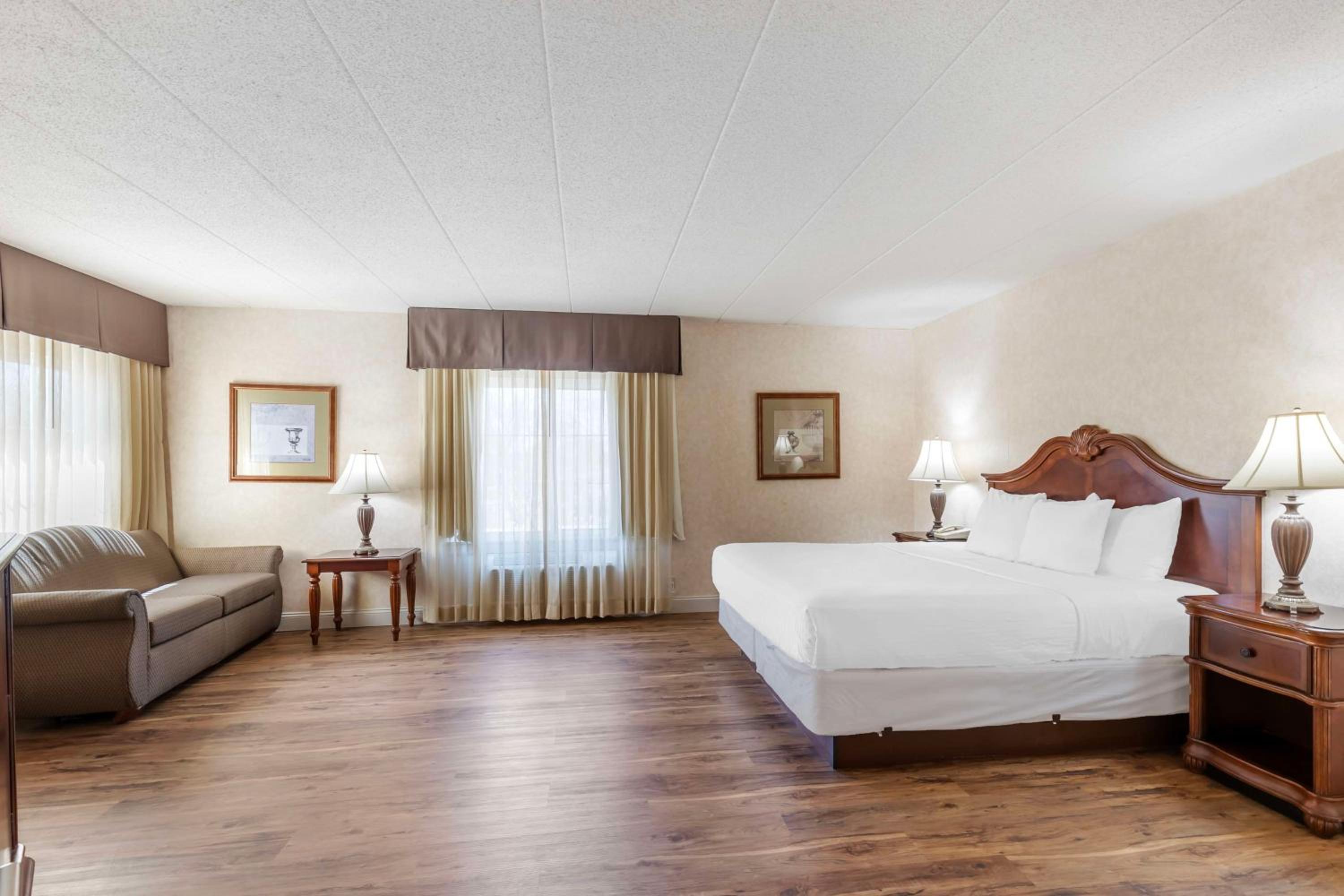 Deluxe Business King Room - Non-Smoking - Photo 1