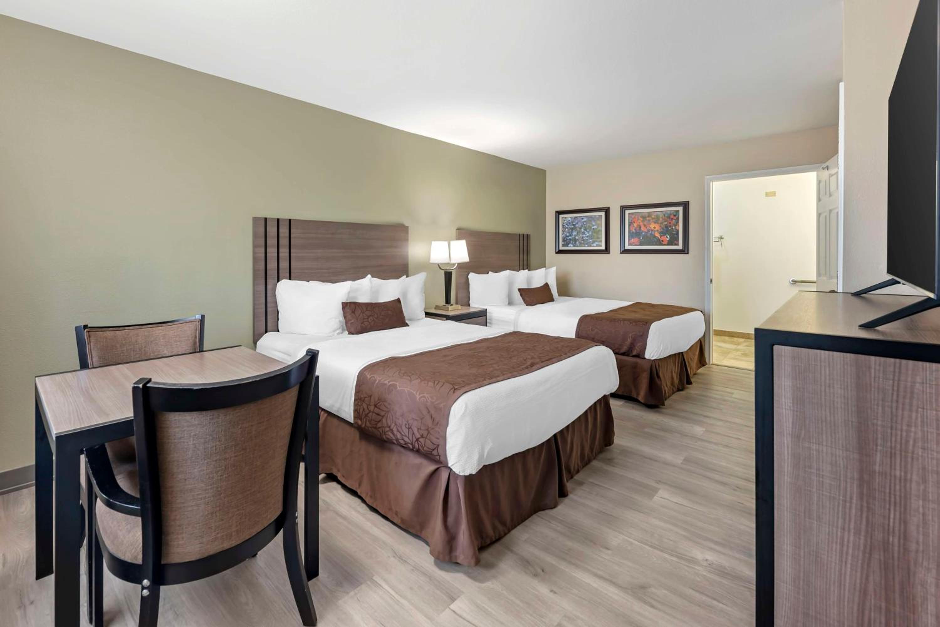 Queen Room with Two Queen Beds - Disability Access/Bath Tub - Photo 3