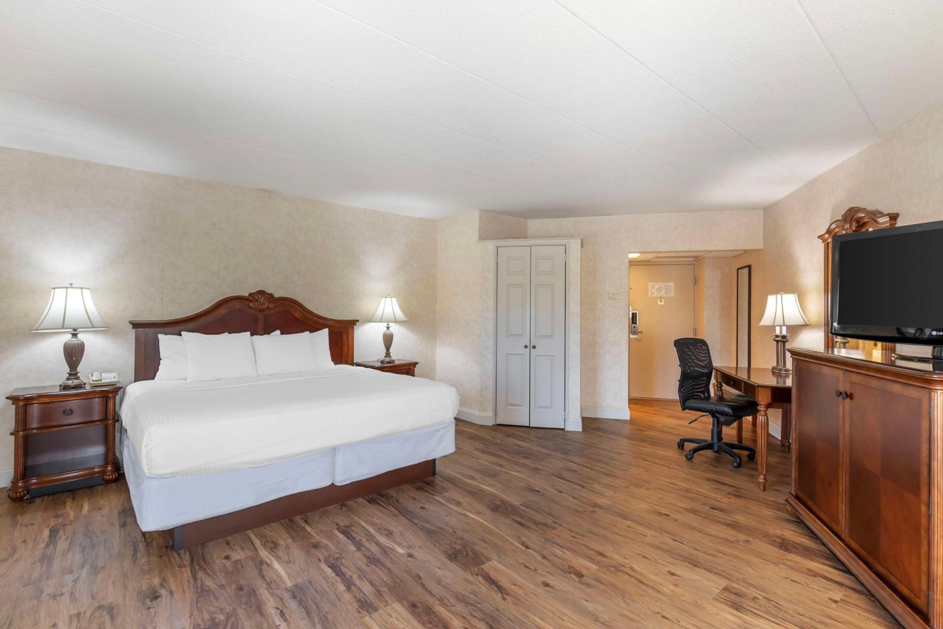 Deluxe Business King Room - Non-Smoking - Photo 2