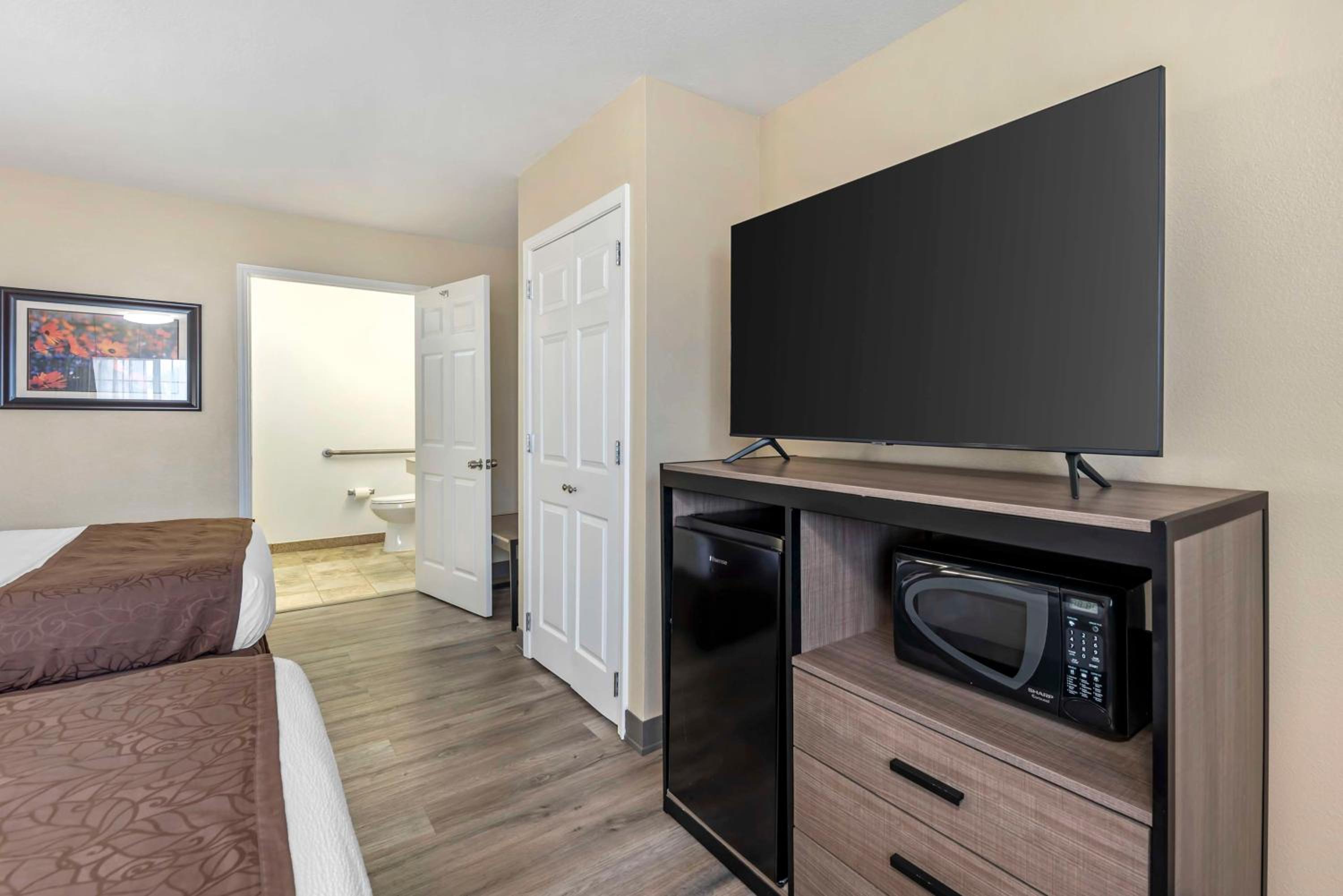 Queen Room with Two Queen Beds - Disability Access/Bath Tub - Photo 4