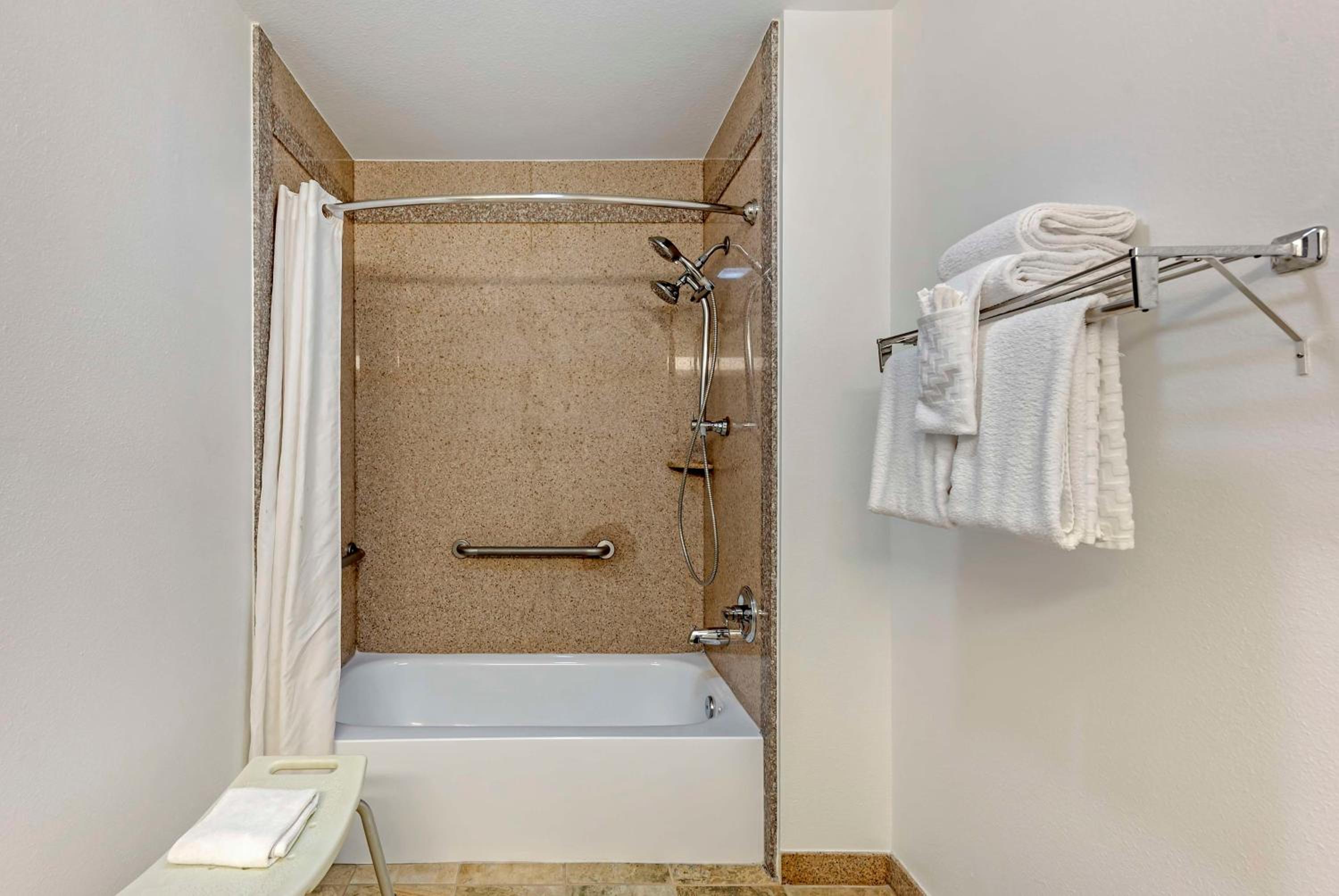 Queen Room with Two Queen Beds - Disability Access/Bath Tub - Photo 5