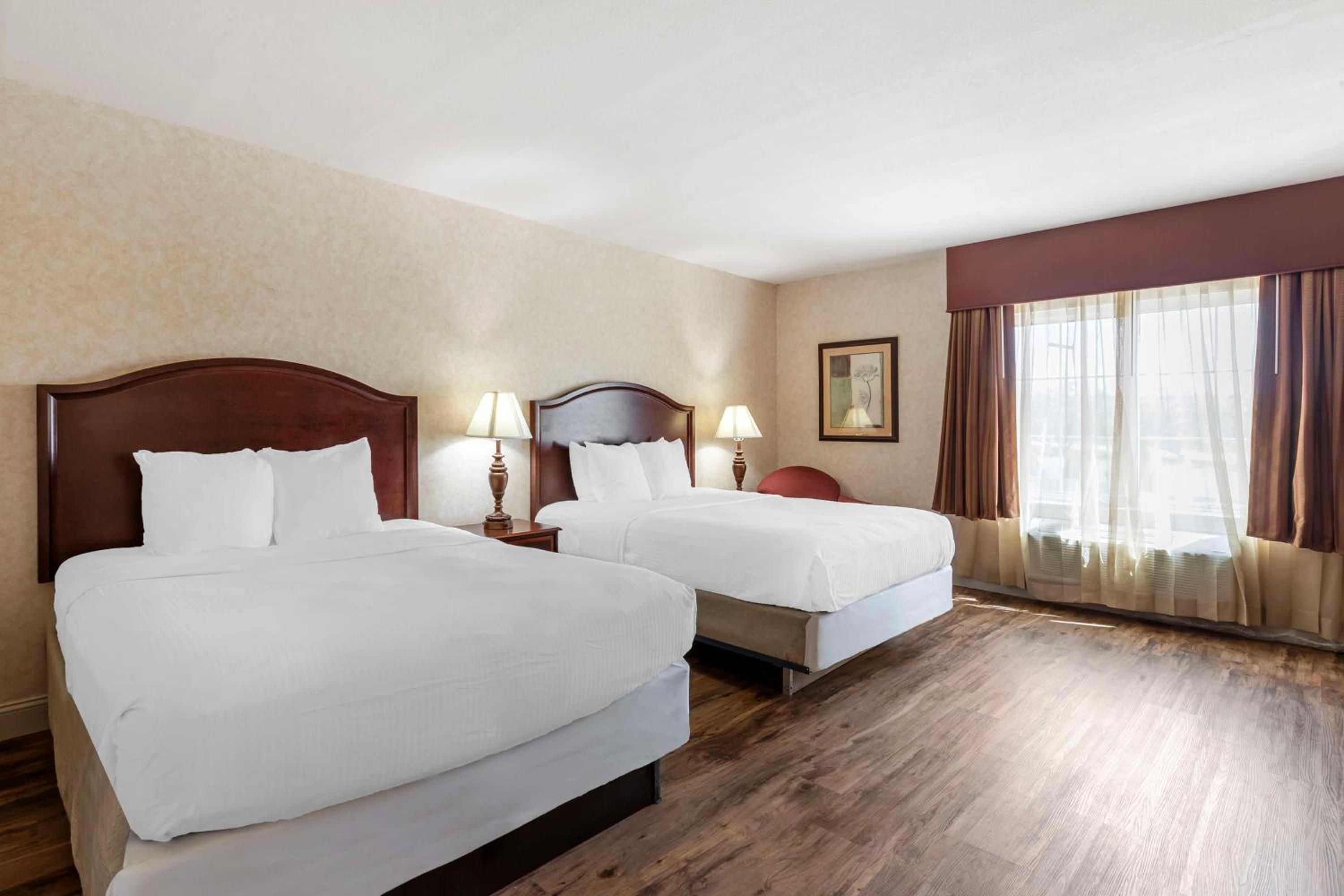 Business Queen Room with Two Queen Beds - Pool View/Non-Smoking - Photo 1