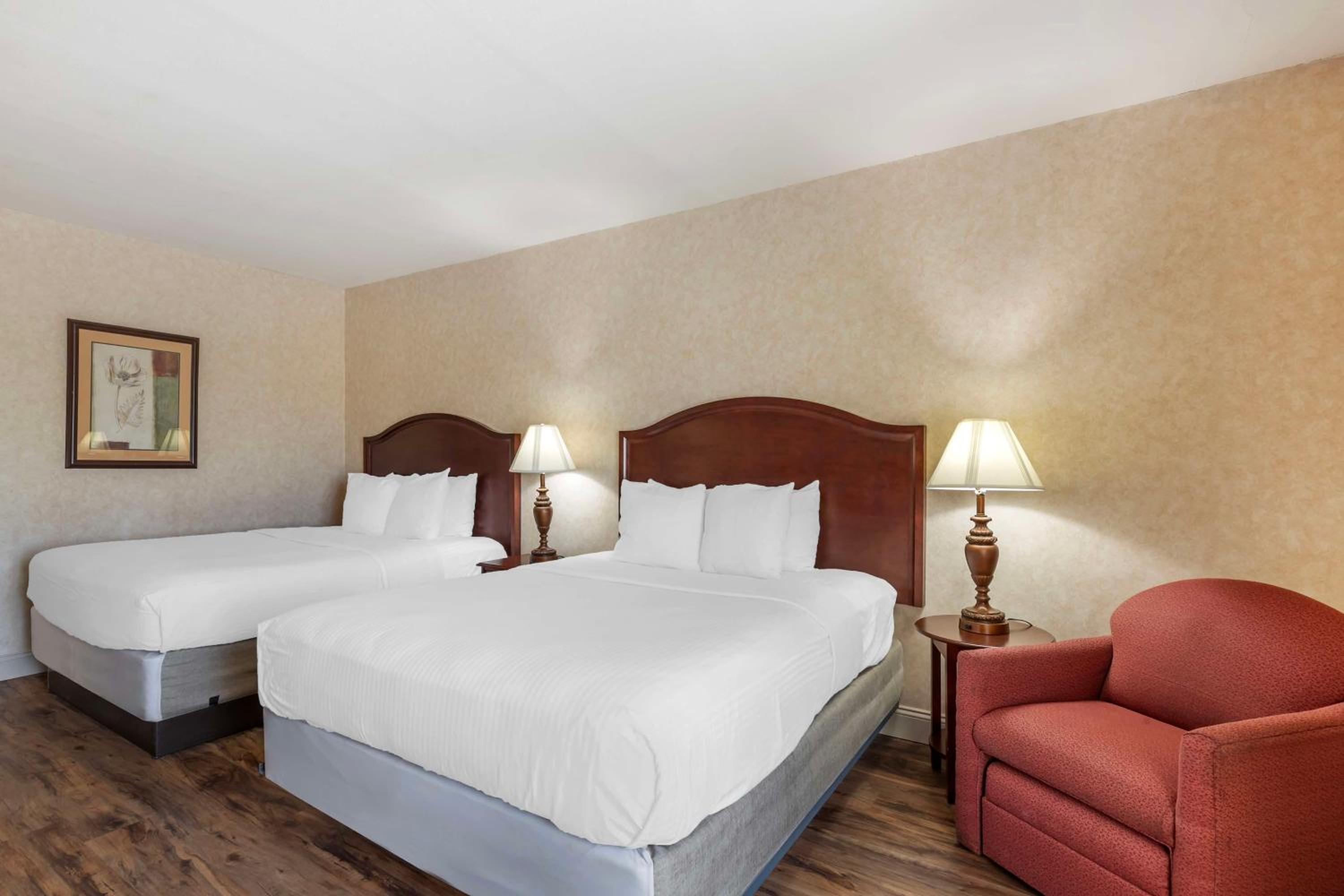 Business Queen Room with Two Queen Beds - Pool View/Non-Smoking - Photo 2