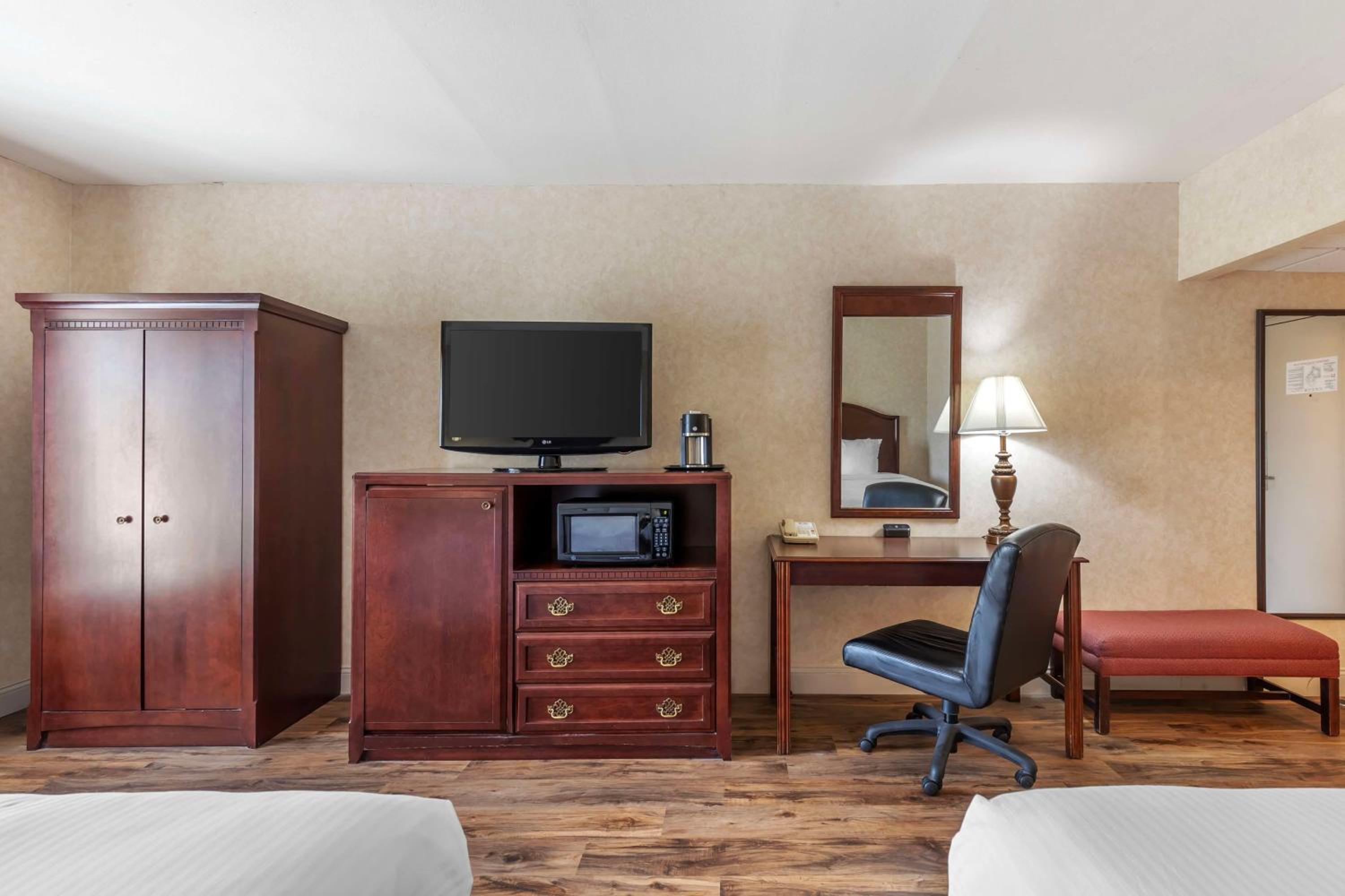 Business Queen Room with Two Queen Beds - Pool View/Non-Smoking - Photo 4