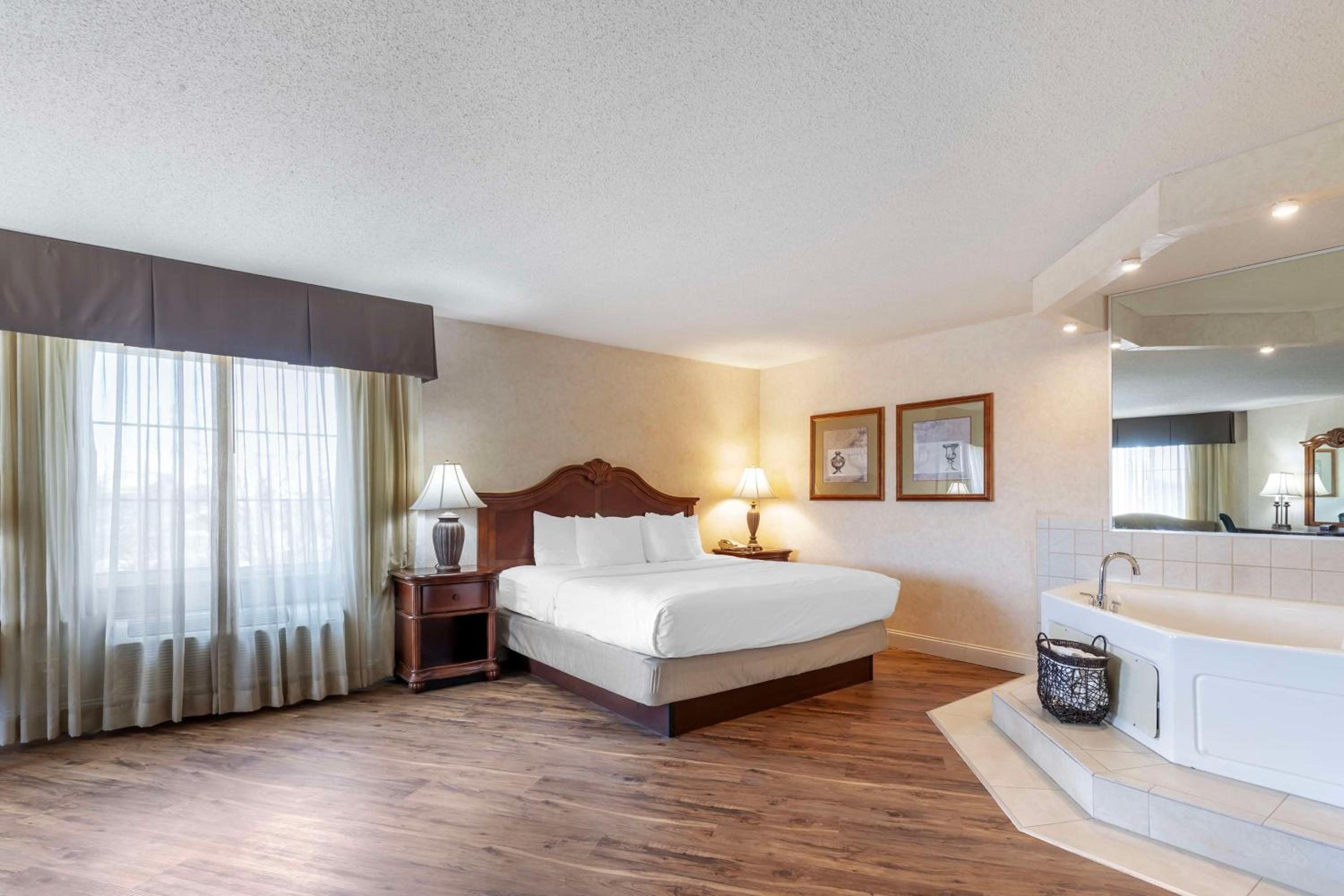 Deluxe Business King Suite with Spa Bath - Non-Smoking - Photo 5