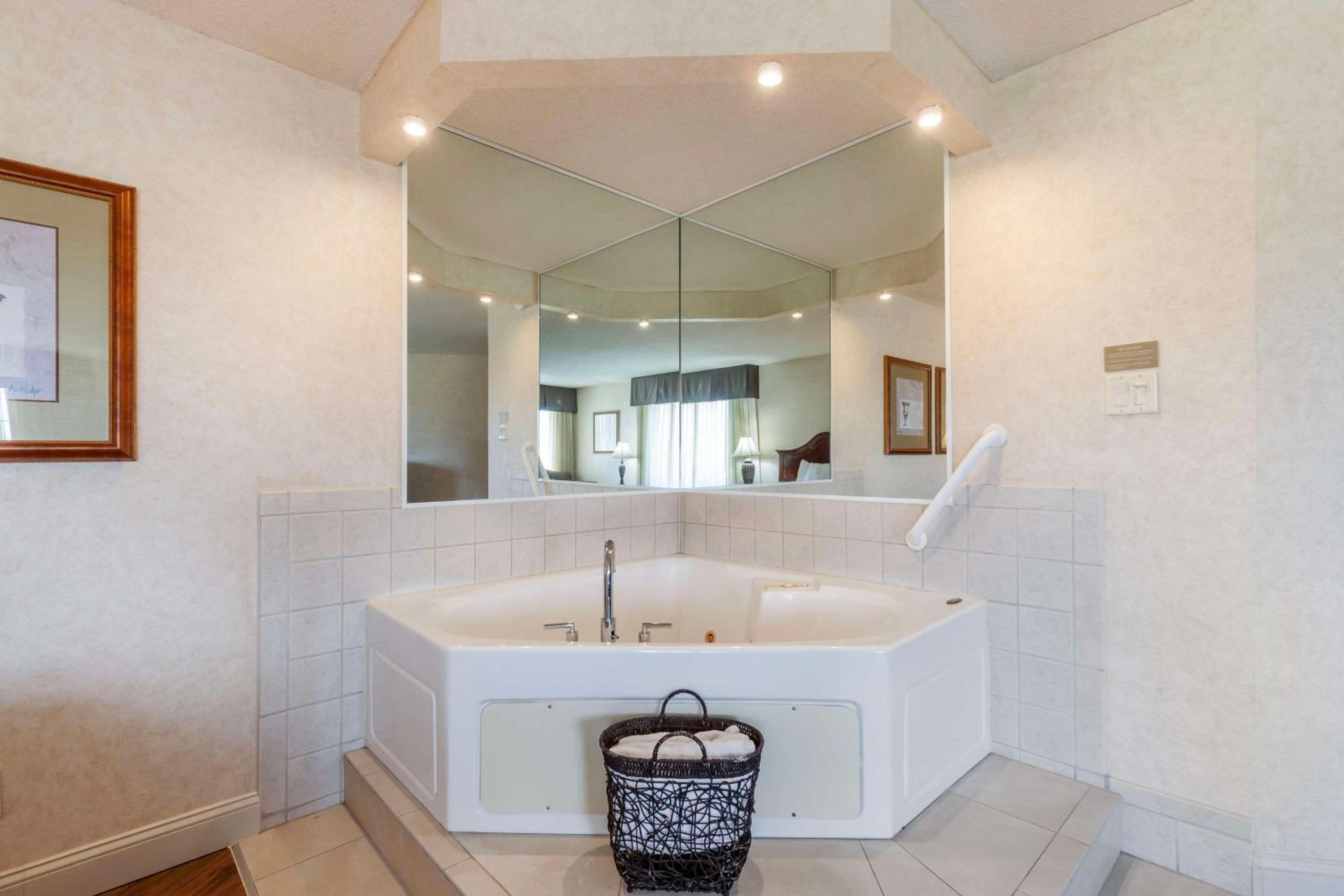Deluxe Business King Suite with Spa Bath - Non-Smoking - Photo 3