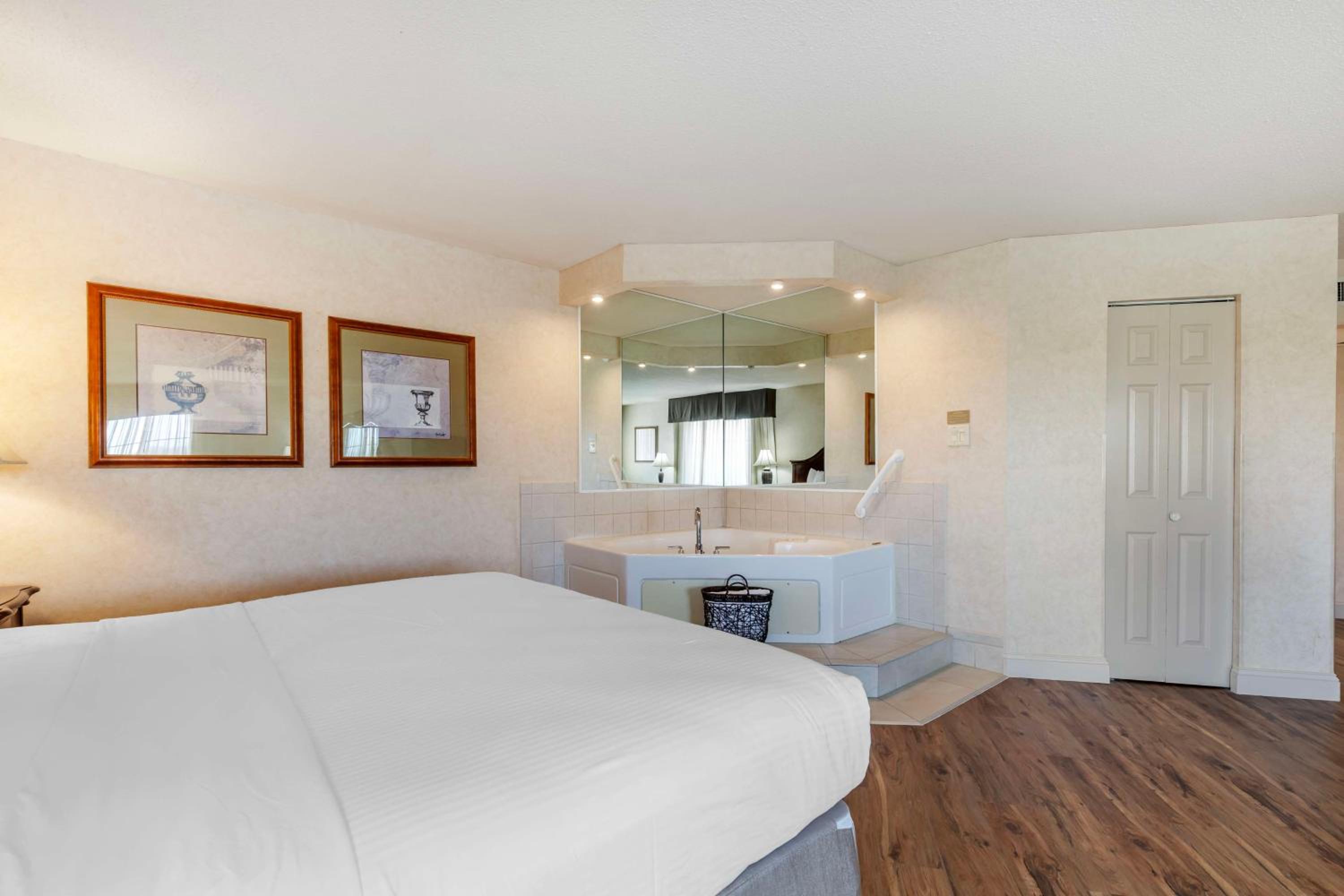 Deluxe Business King Suite with Spa Bath - Non-Smoking - Photo 2