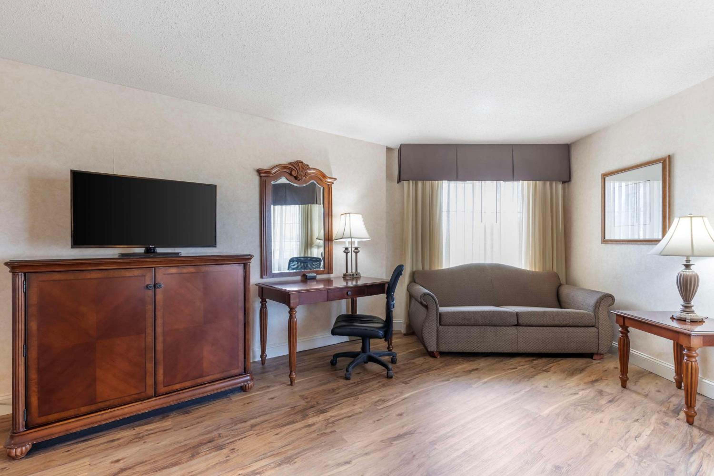 Deluxe Business King Suite with Spa Bath - Non-Smoking - Photo 1