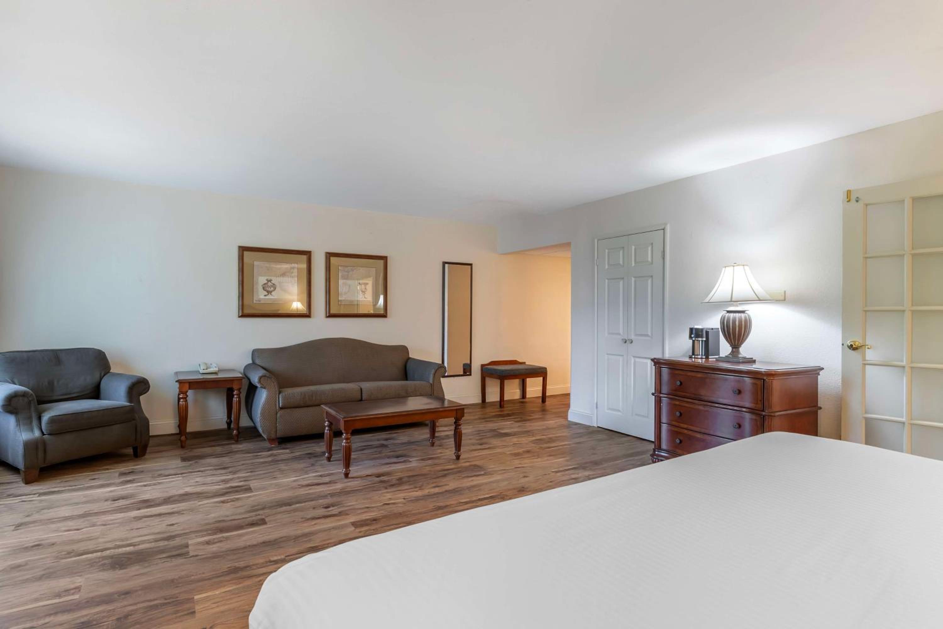 Business Suite with Spa Bath - Non-Smoking - Photo 3