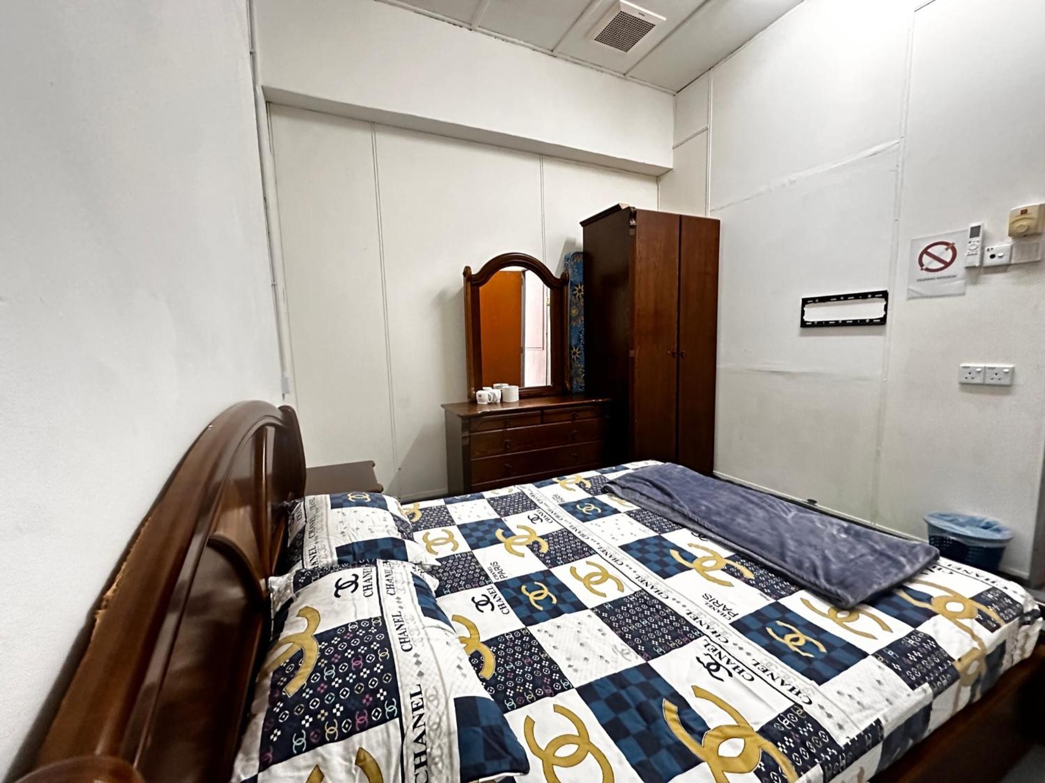 Queen Room with Shared Bathroom photo 1
