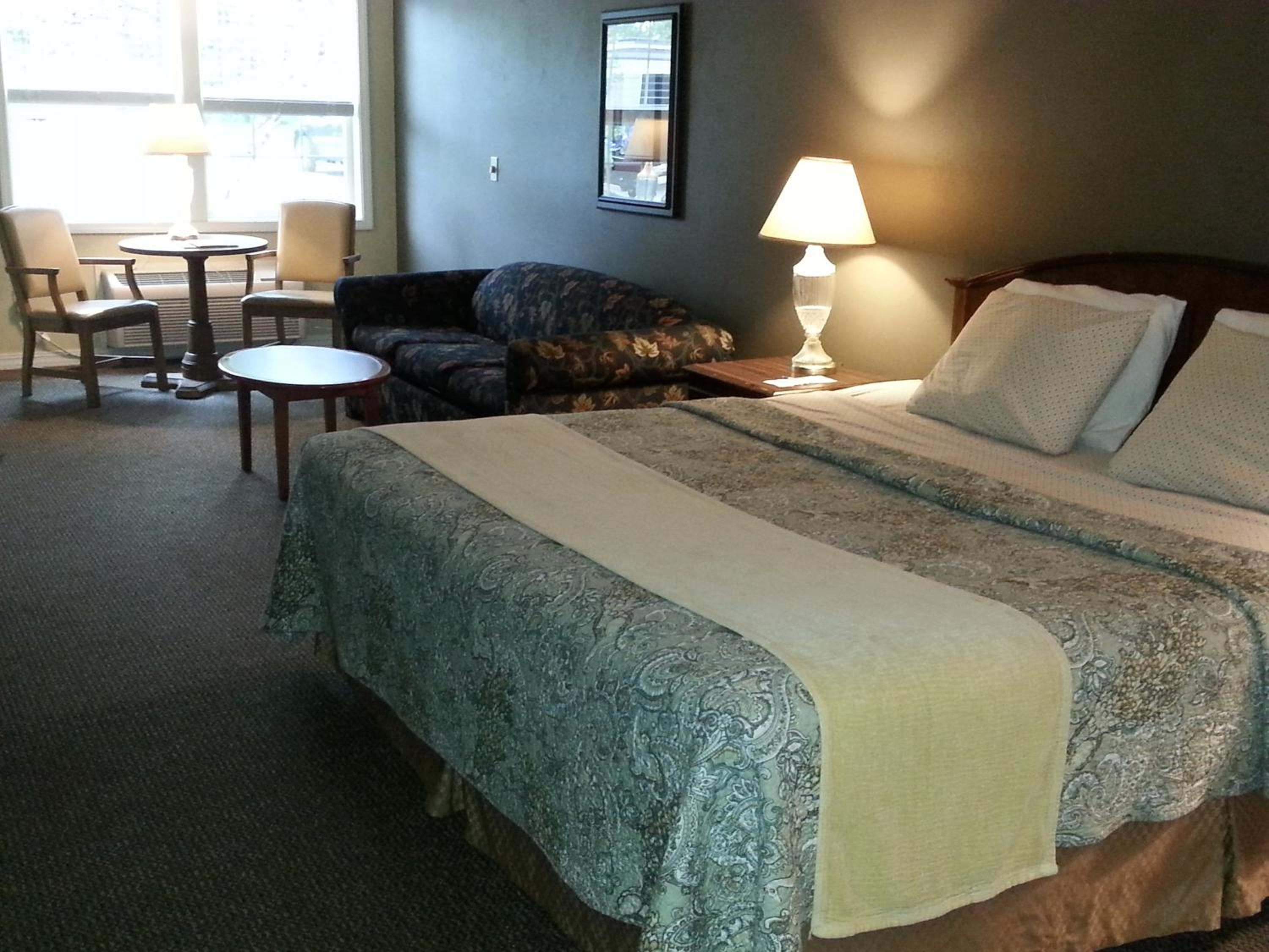King Room with Sofa Bed - Non-Smoking photo 3