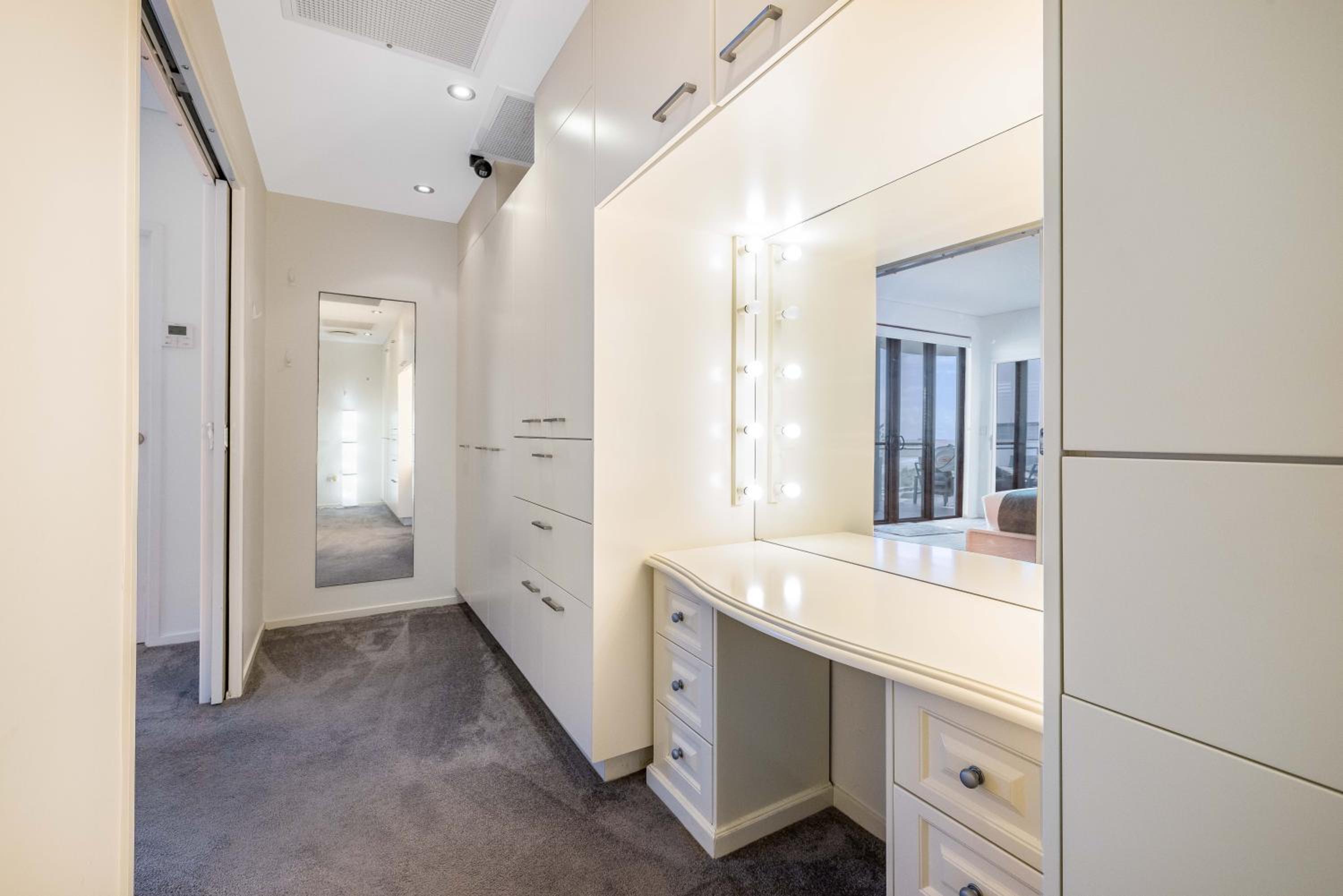 1 Bedroom Penthouse, Private Bar photo 3