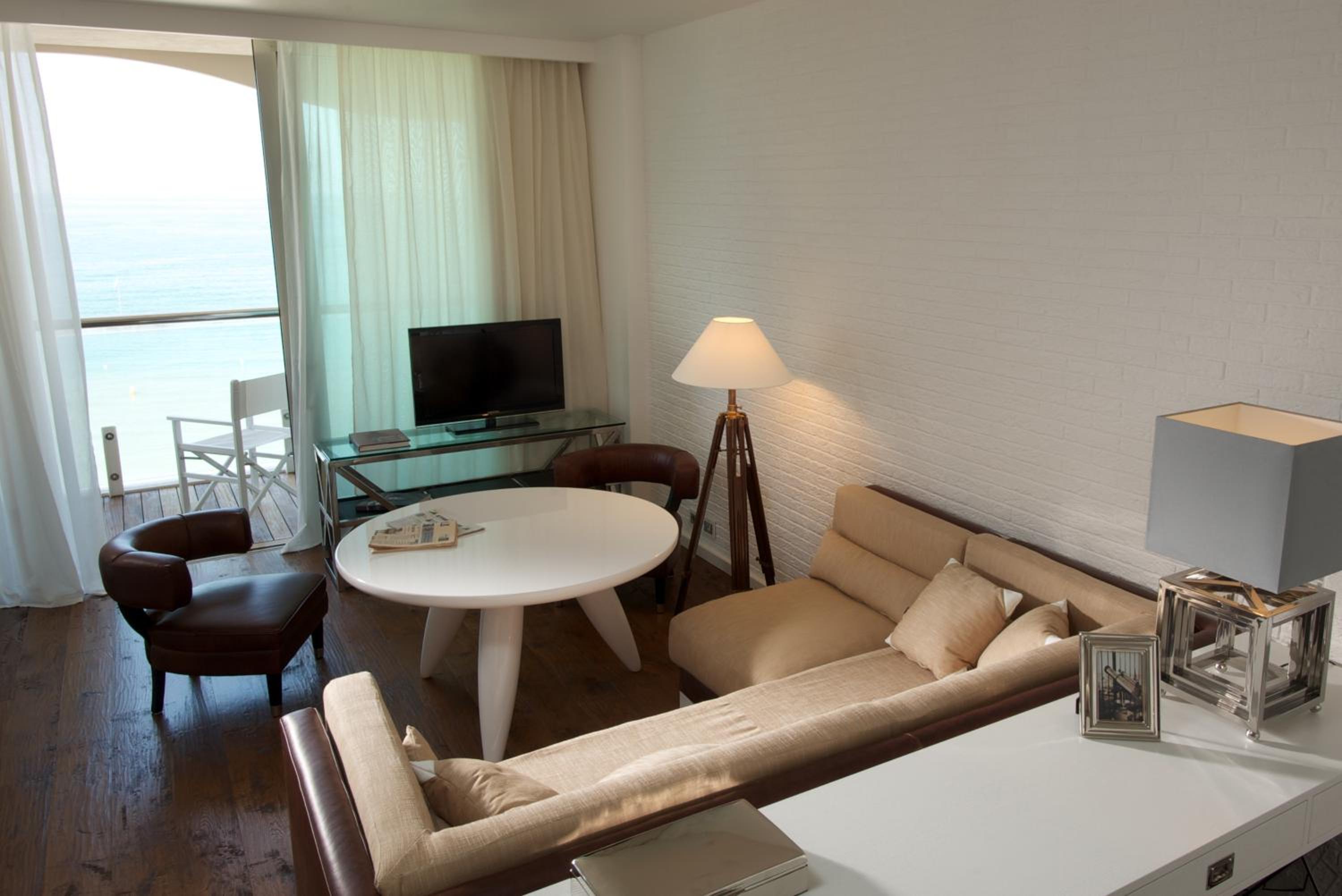 Superior Suite - Photo 21