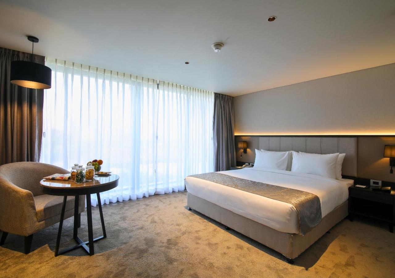 Deluxe King Room with 15% discount on Laundry Services - Photo 1
