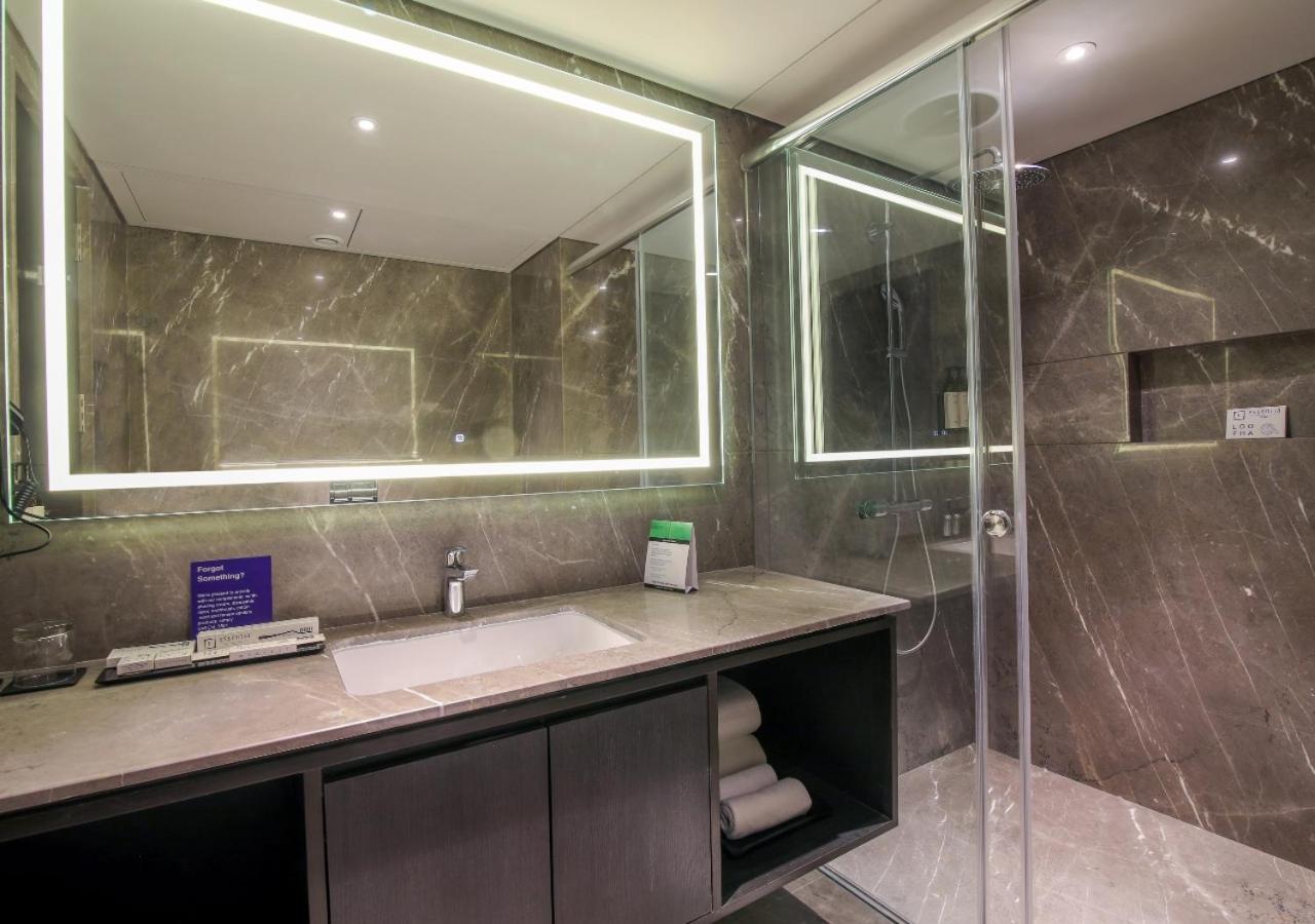 Deluxe King Room with 15% discount on Laundry Services - Photo 3