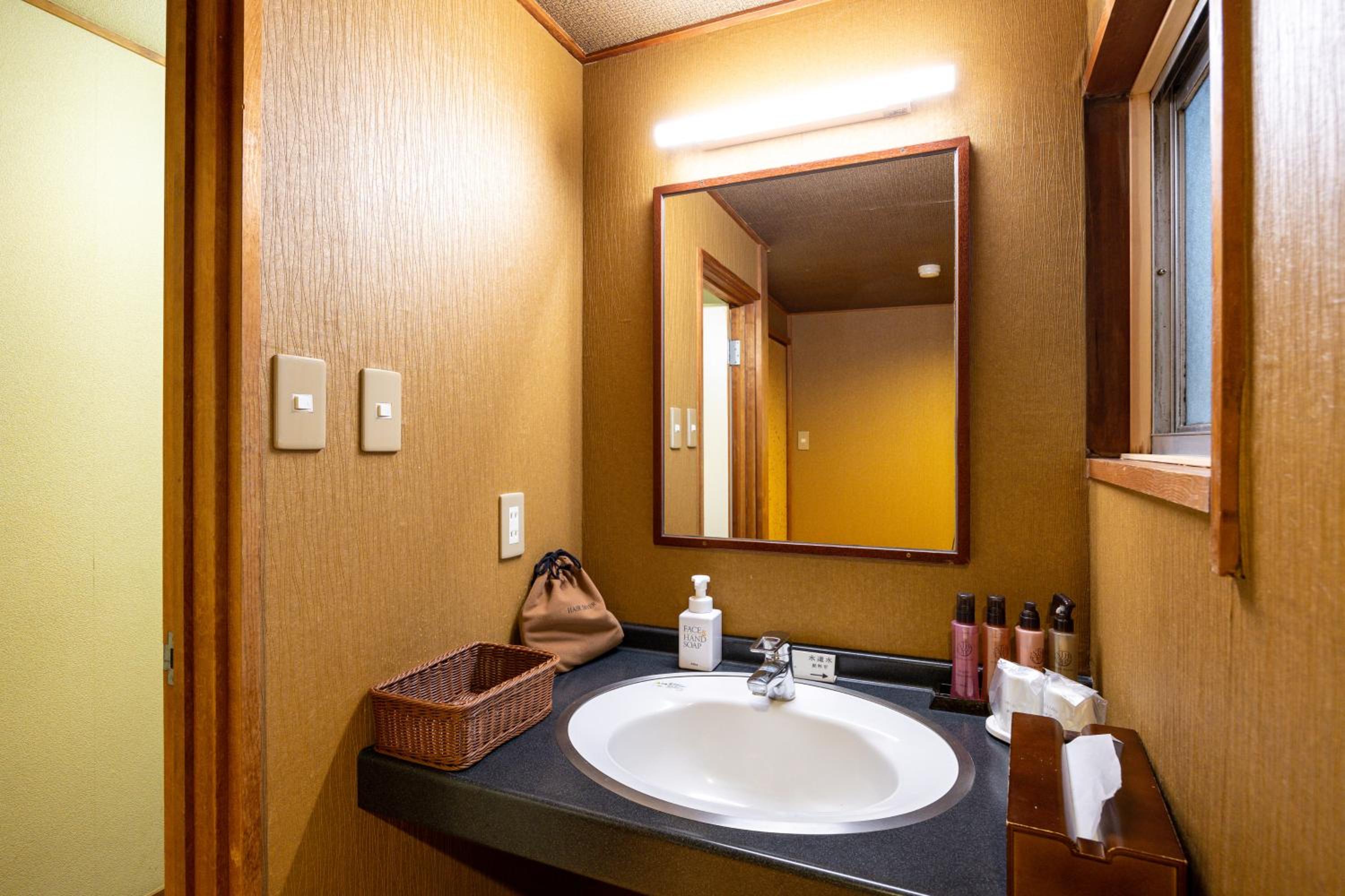 Twin Room with Private External Bathroom photo 3