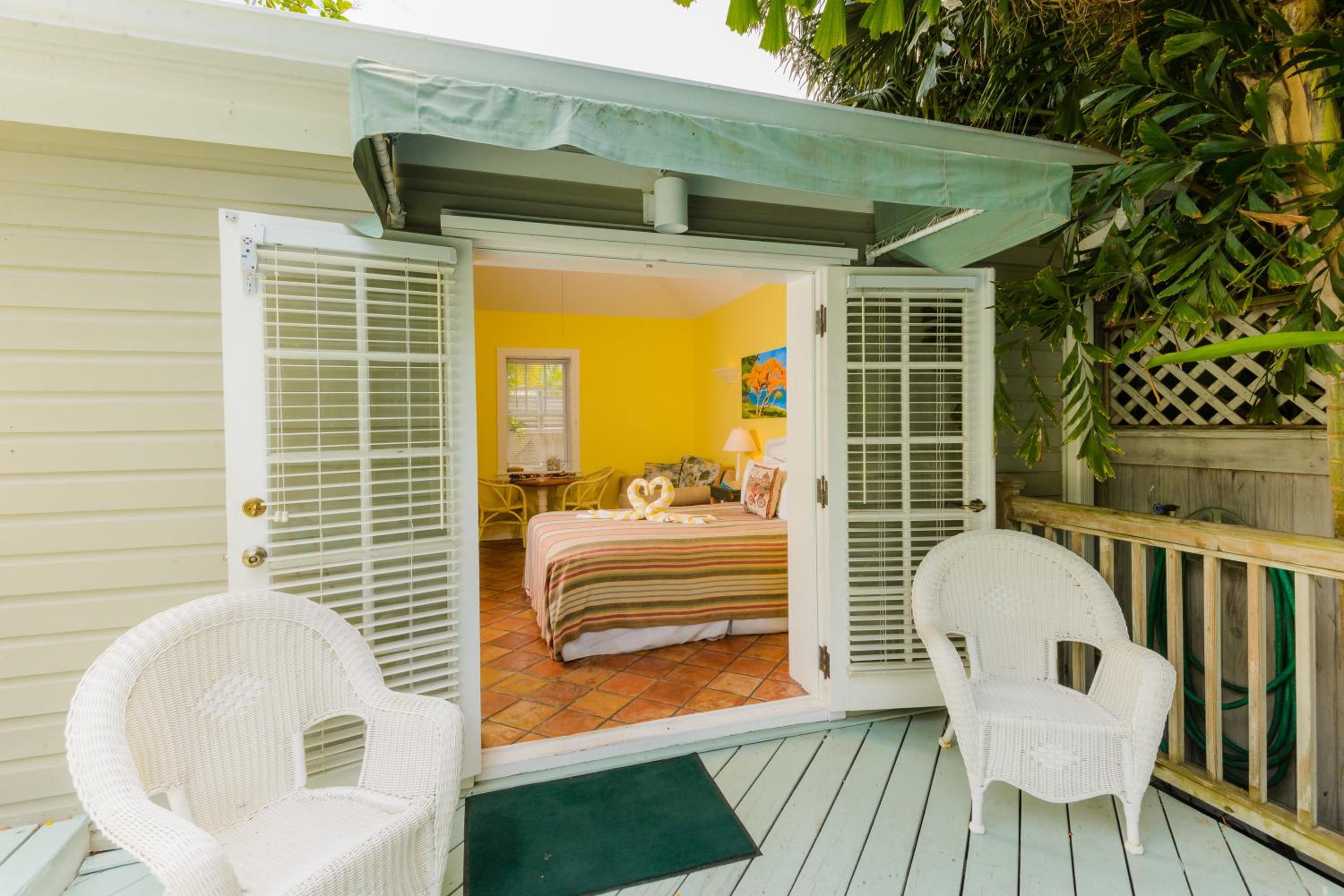 Queen Studio with Pool View