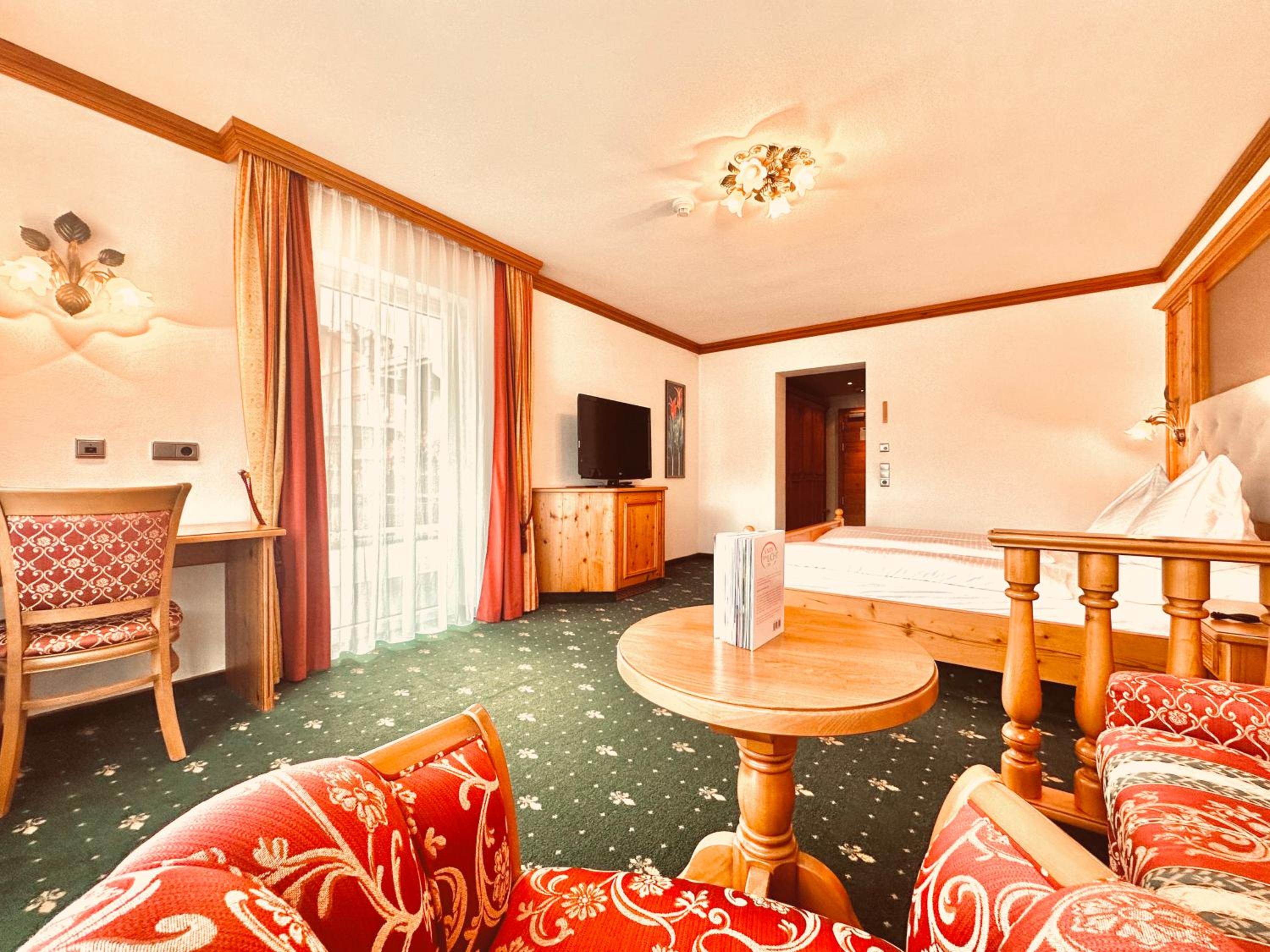 Deluxe Double Room with Balcony photo 2