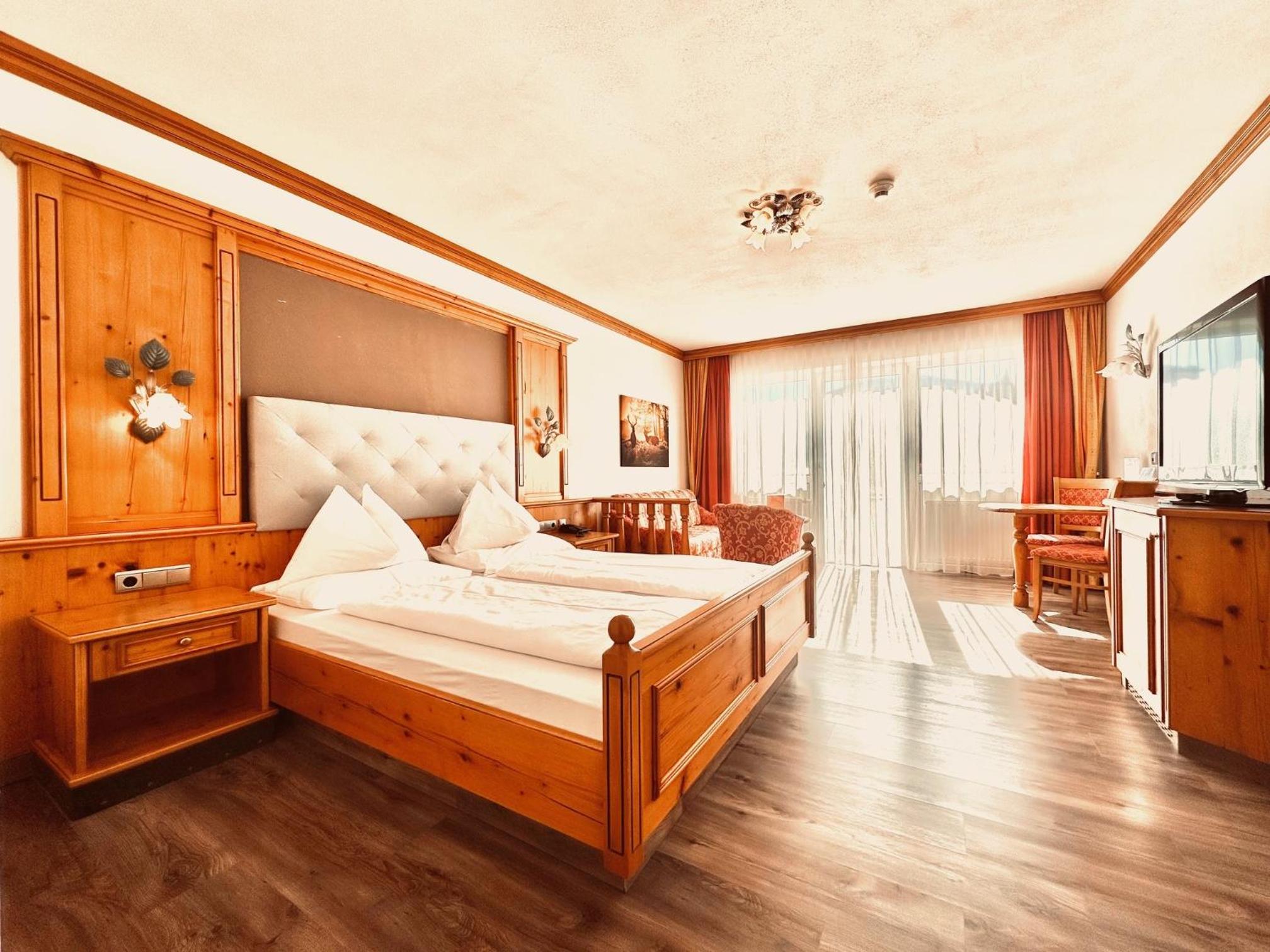 Deluxe Double Room with Balcony photo 3