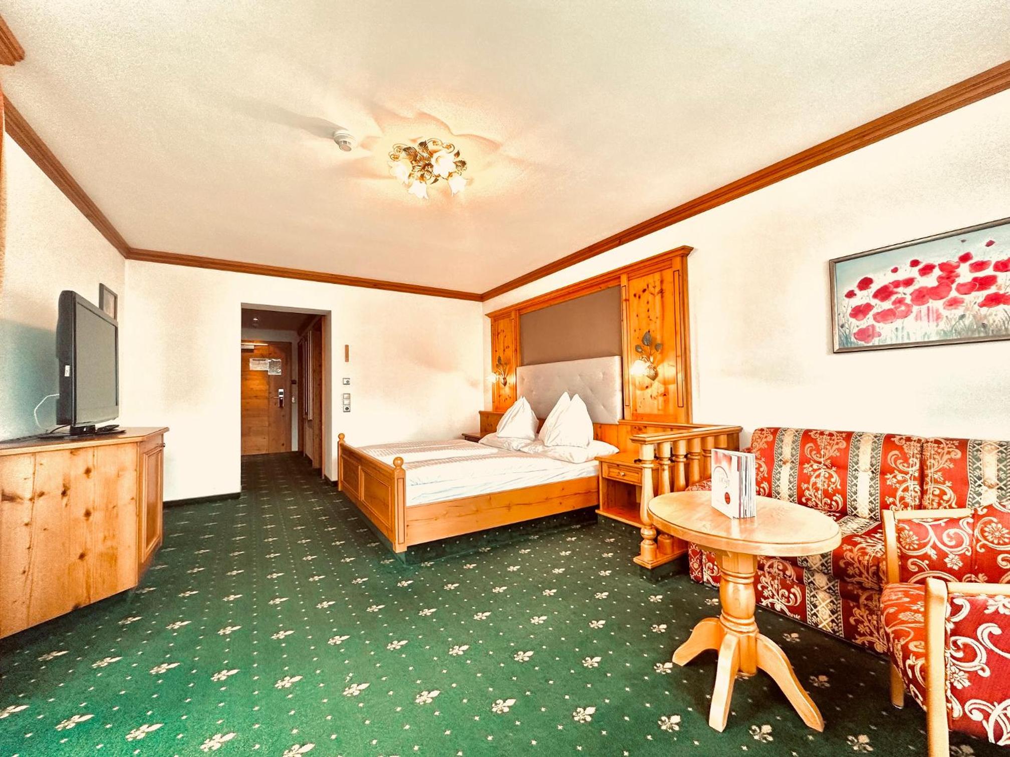 Deluxe Double Room with Bath photo 3