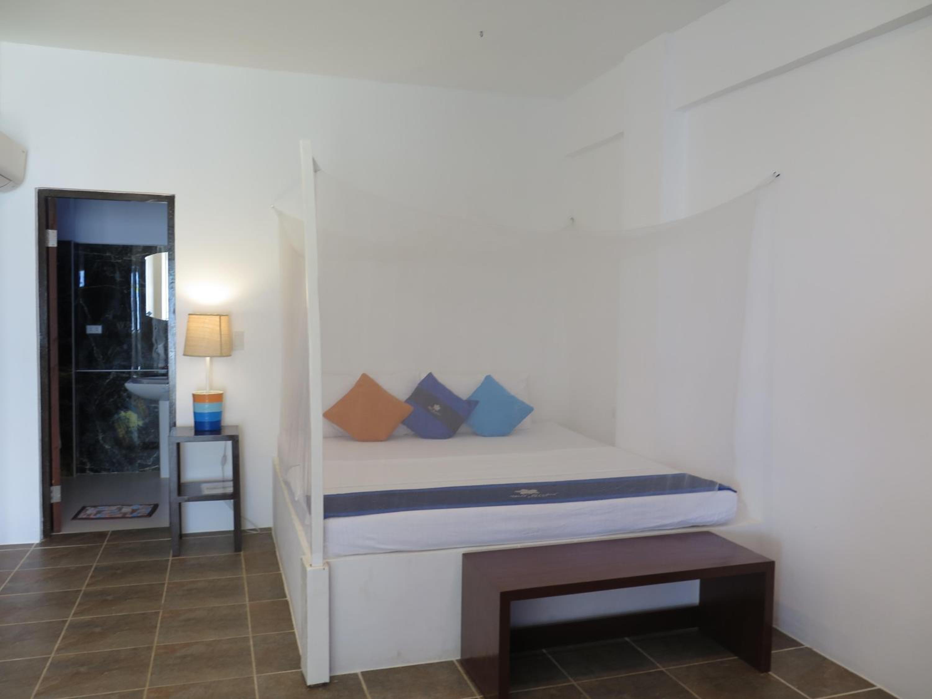 Deluxe Double Room with Balcony and Sea View - Photo 8