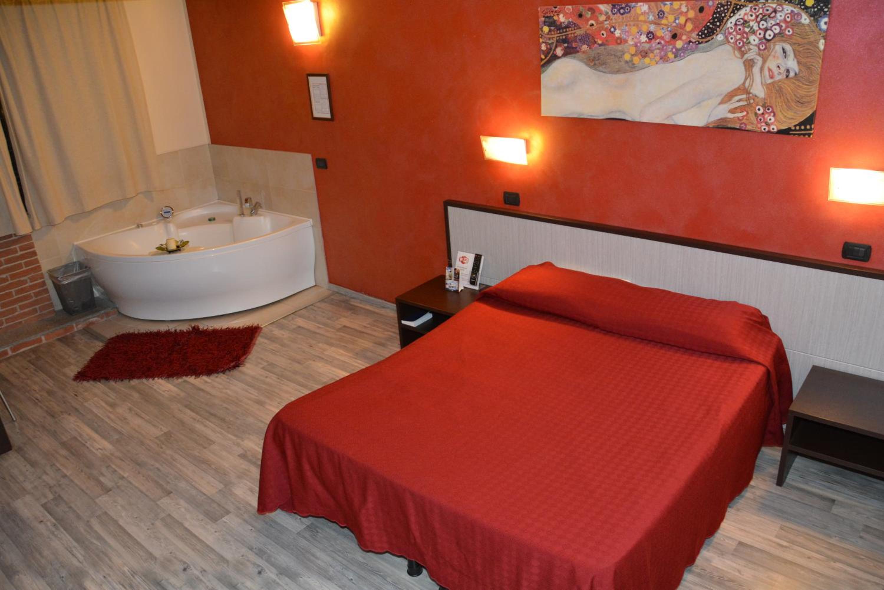 Deluxe Double Room - Photo 8