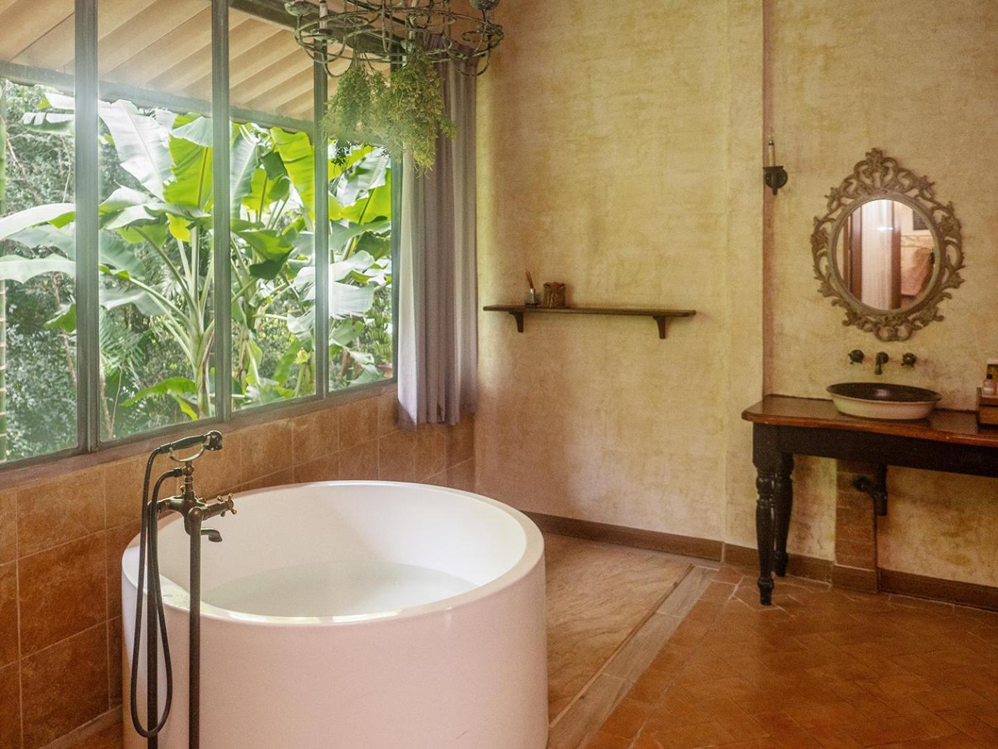 Bath suite photo 2