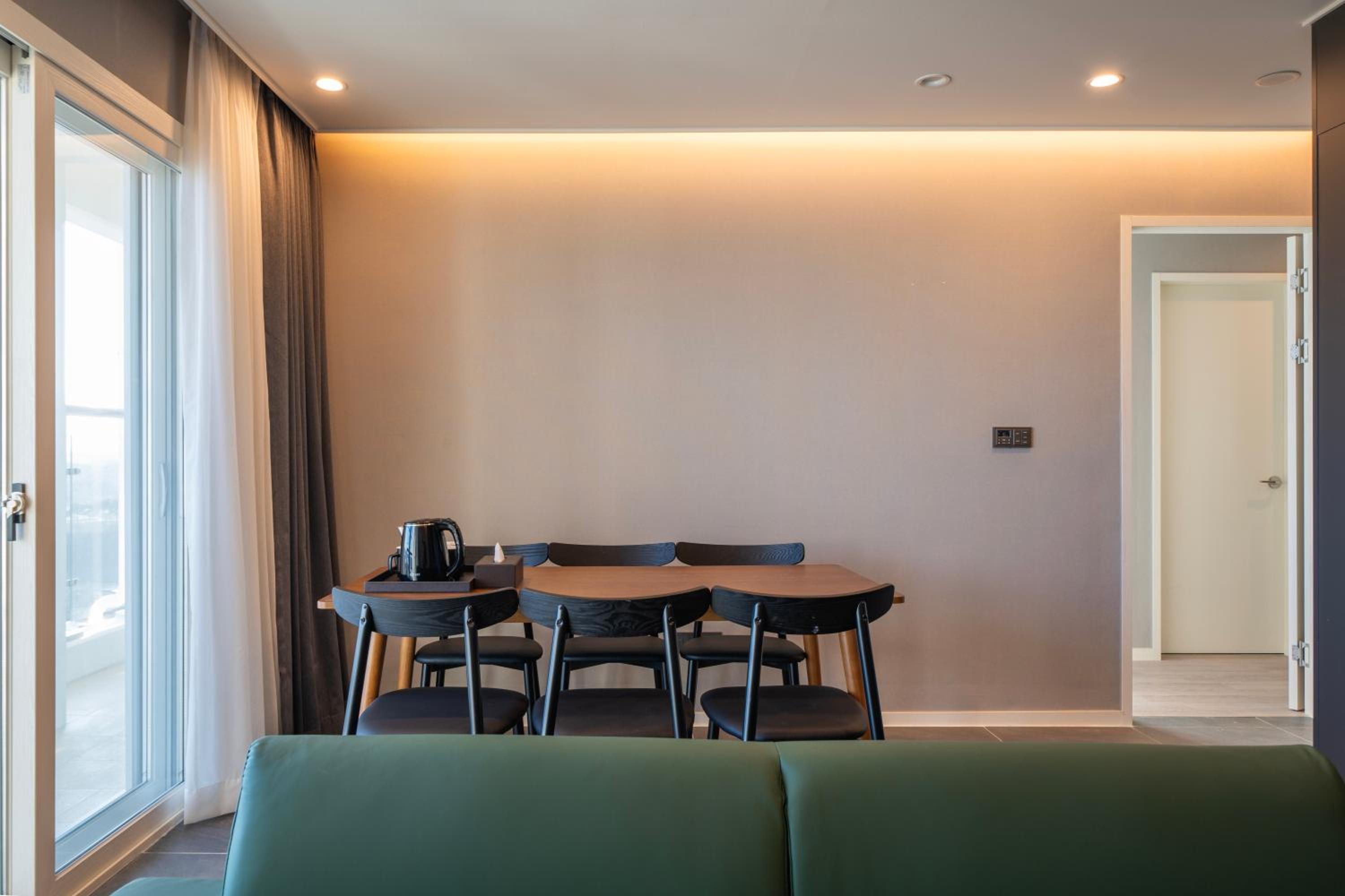 Three Room Penthouse - No View/Lower Floor - Photo 3