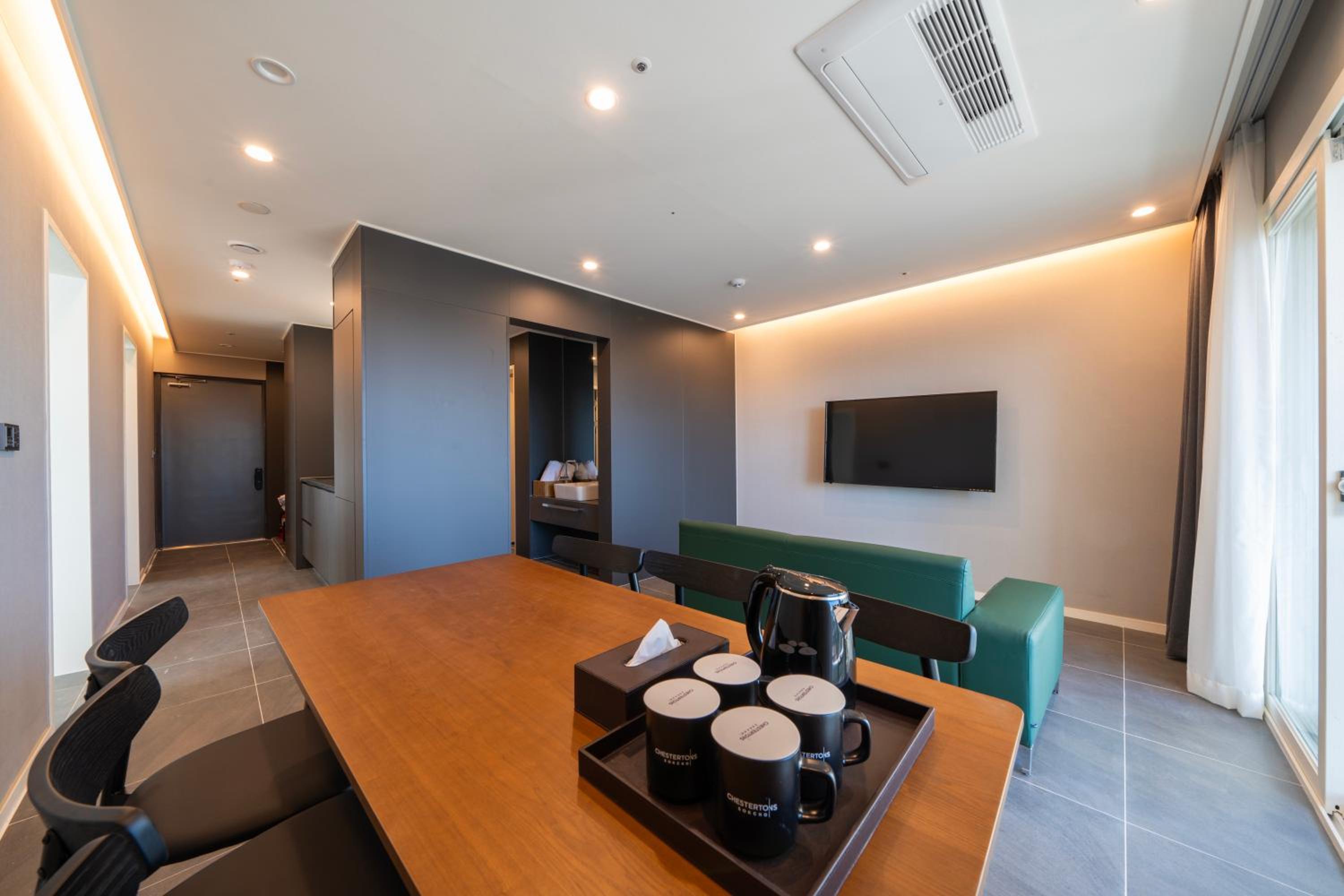 Three Room Penthouse - No View/Lower Floor - Photo 2
