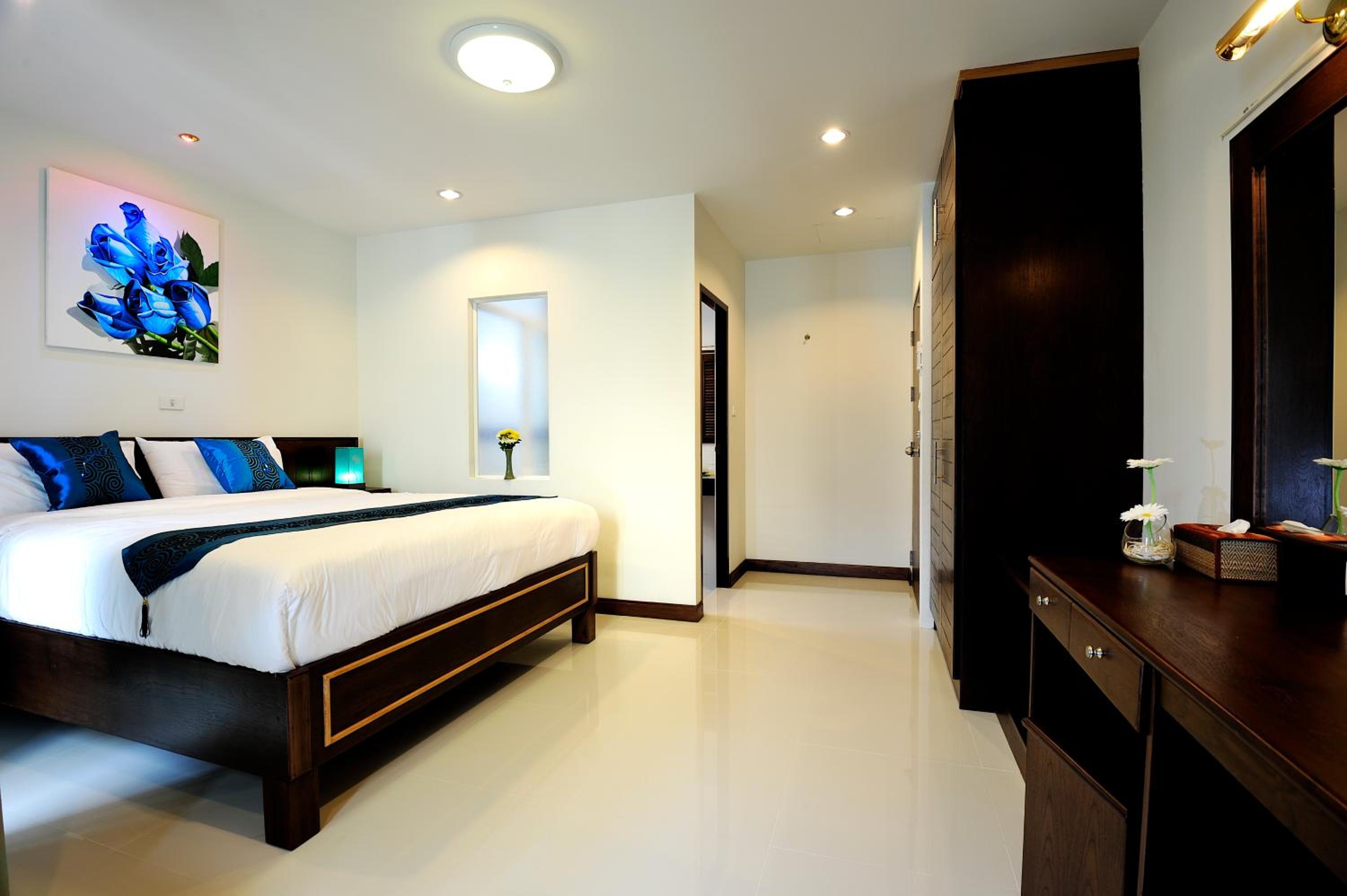 Deluxe King Room - Photo 8