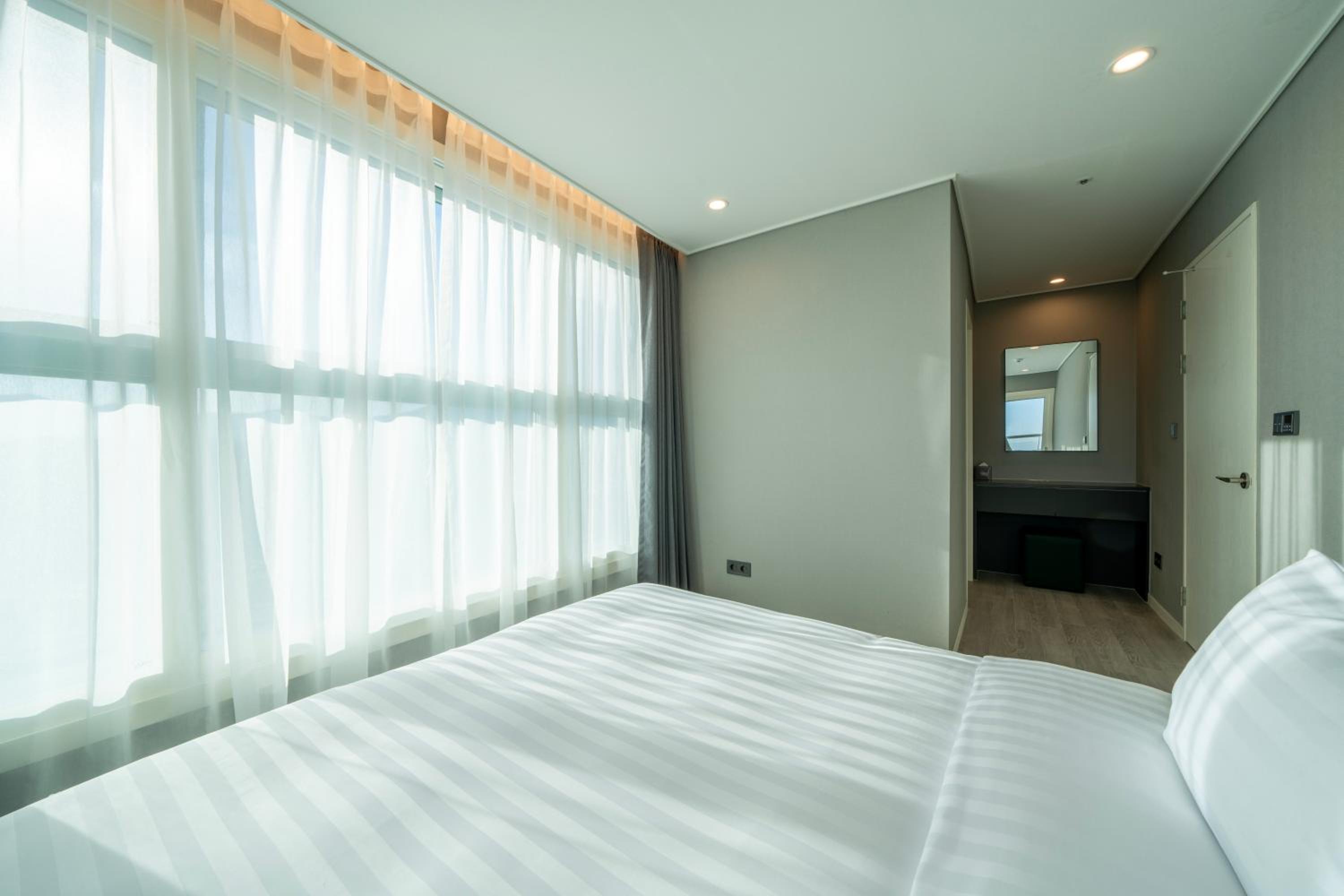 Three Room Penthouse - No View/Lower Floor - Photo 8