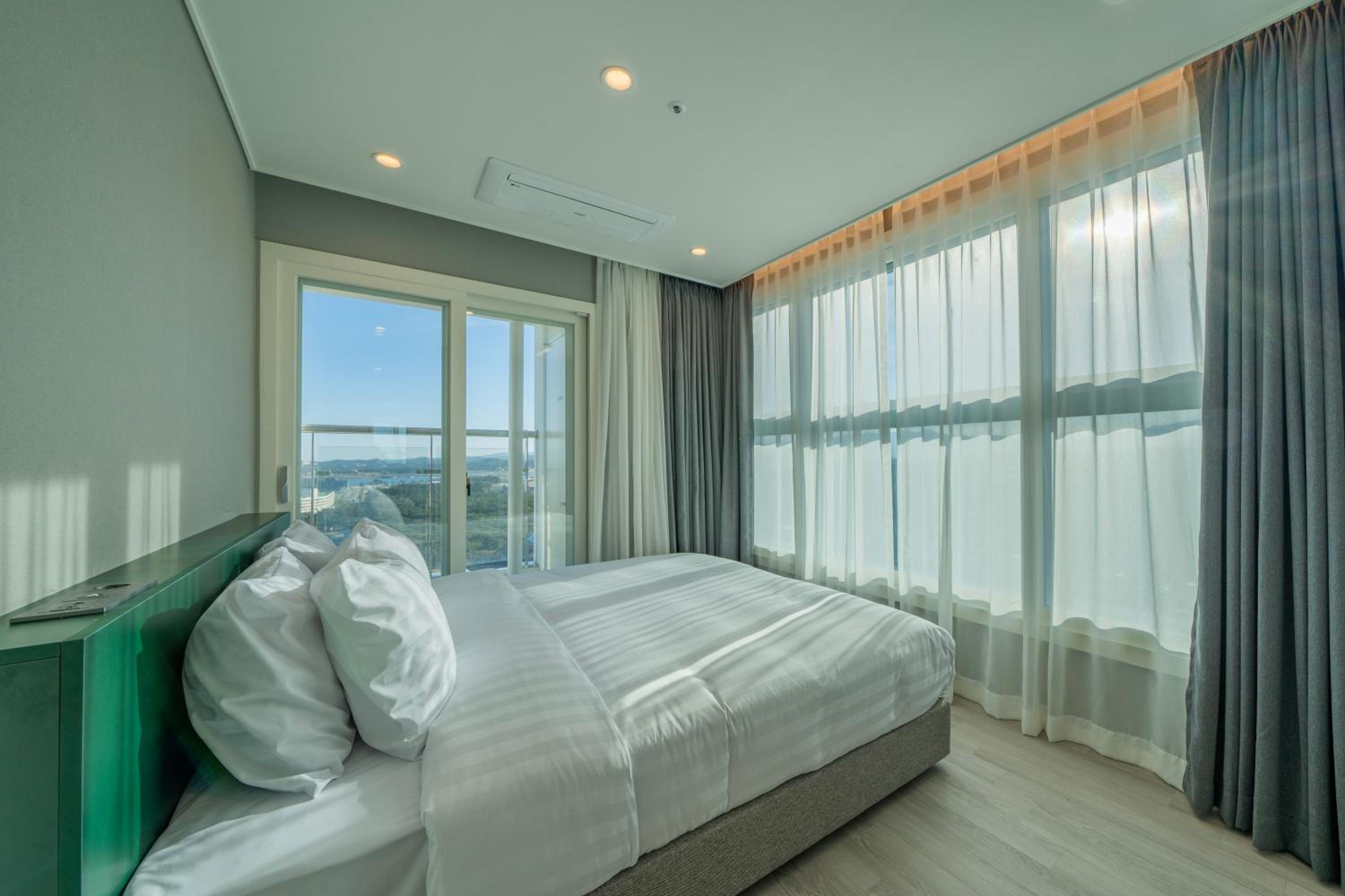 Three Room Penthouse - No View/Lower Floor - Photo 7