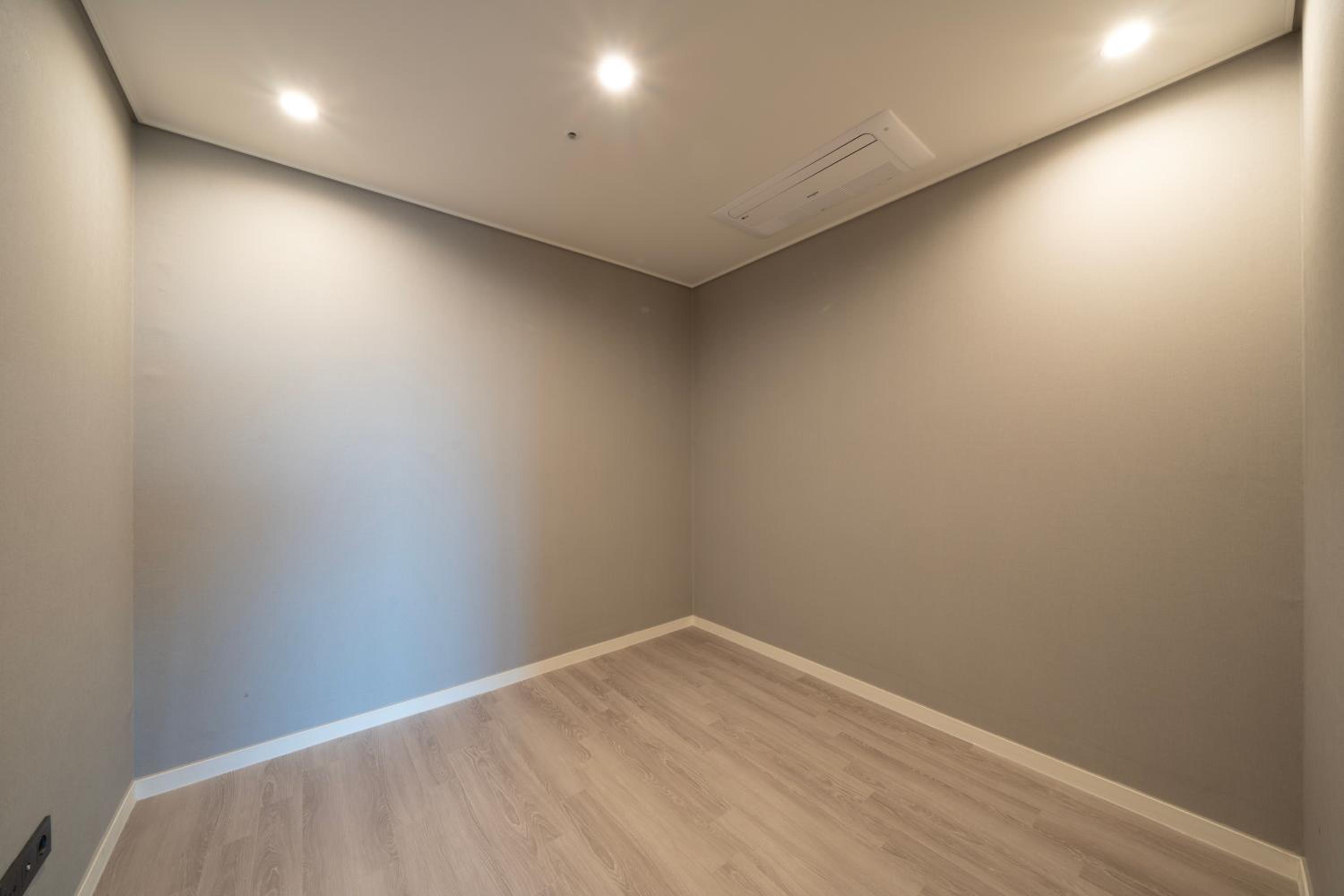 Three Room Penthouse - No View/Lower Floor - Photo 6