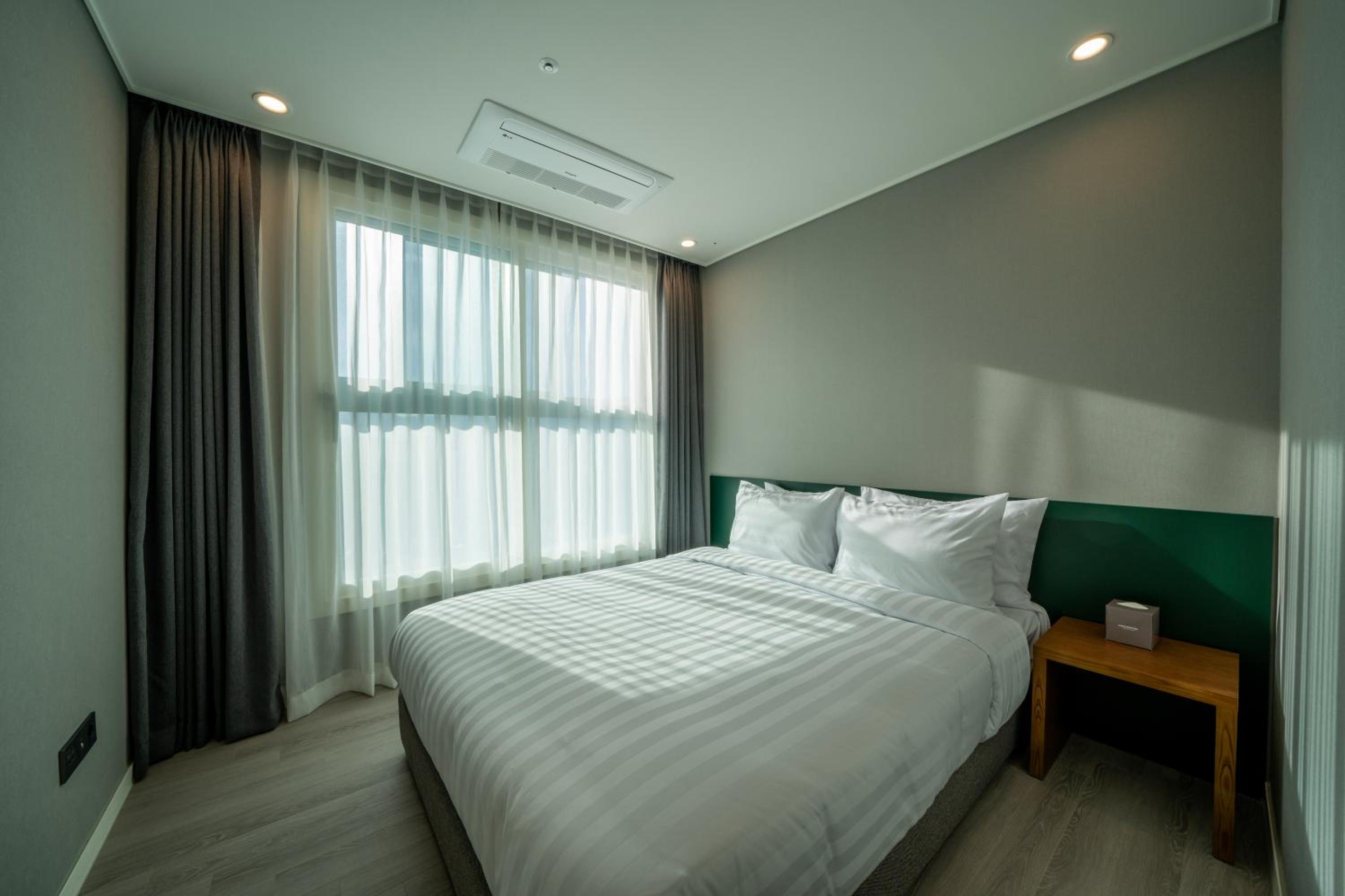 Three Room Penthouse - No View/Lower Floor - Photo 4