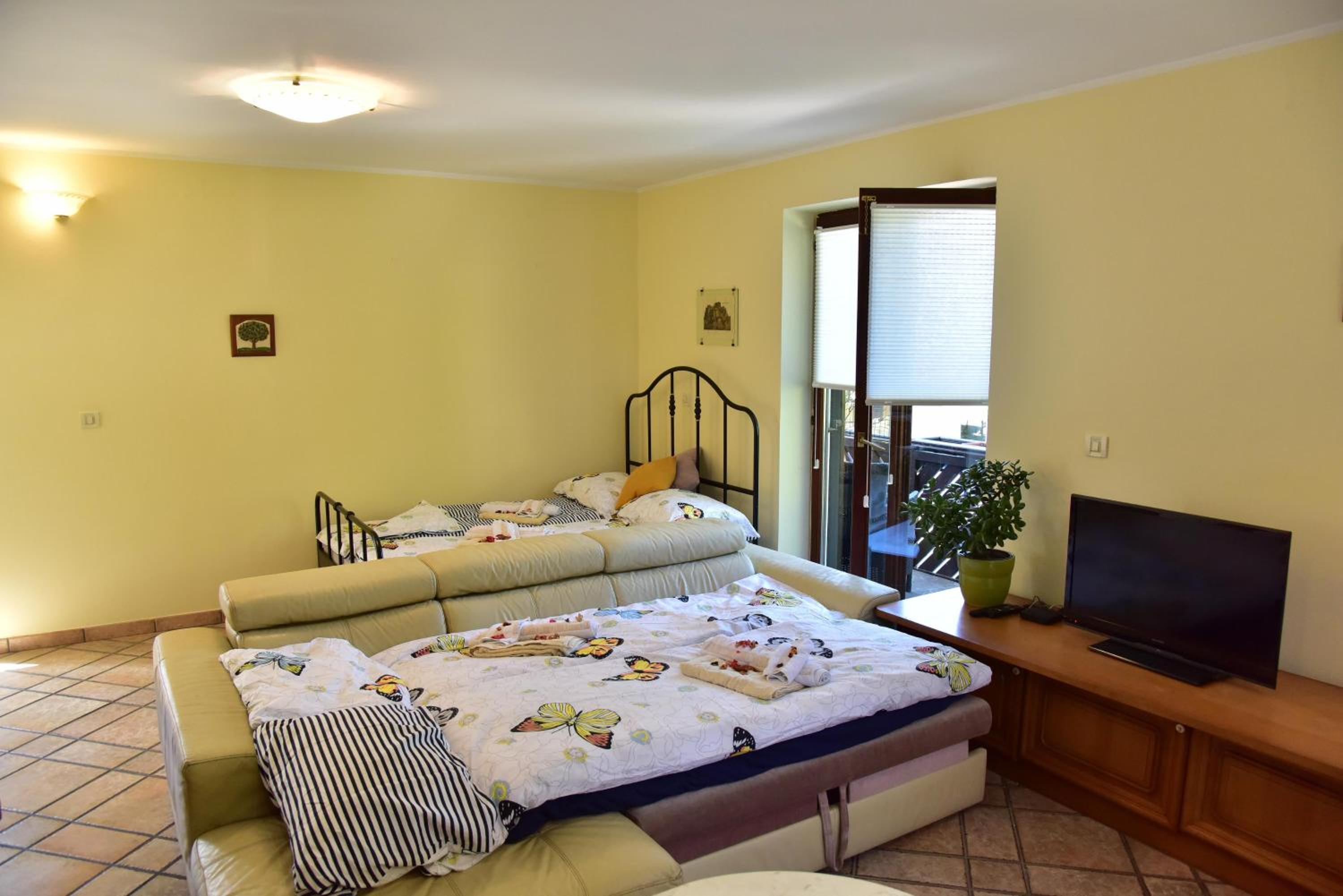 One-Bedroom Apartment photo 2