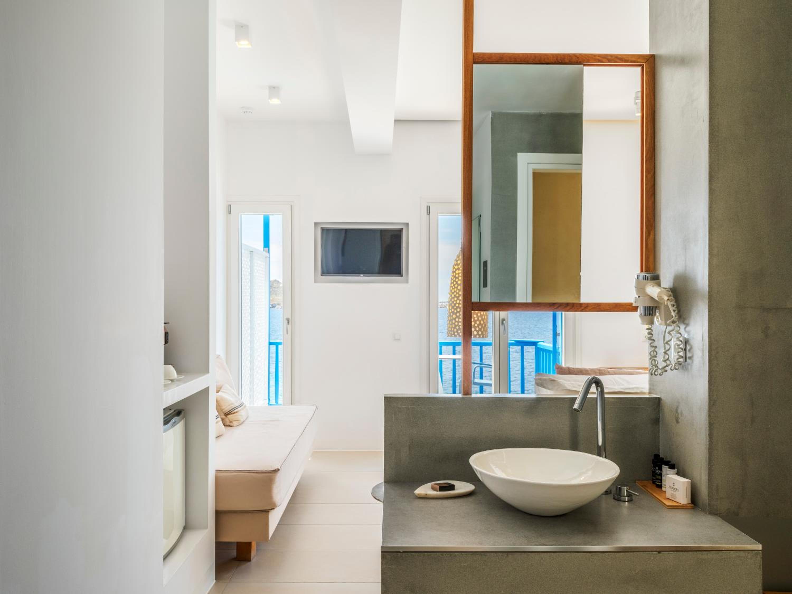 Deluxe Suite with Sea View photo 2