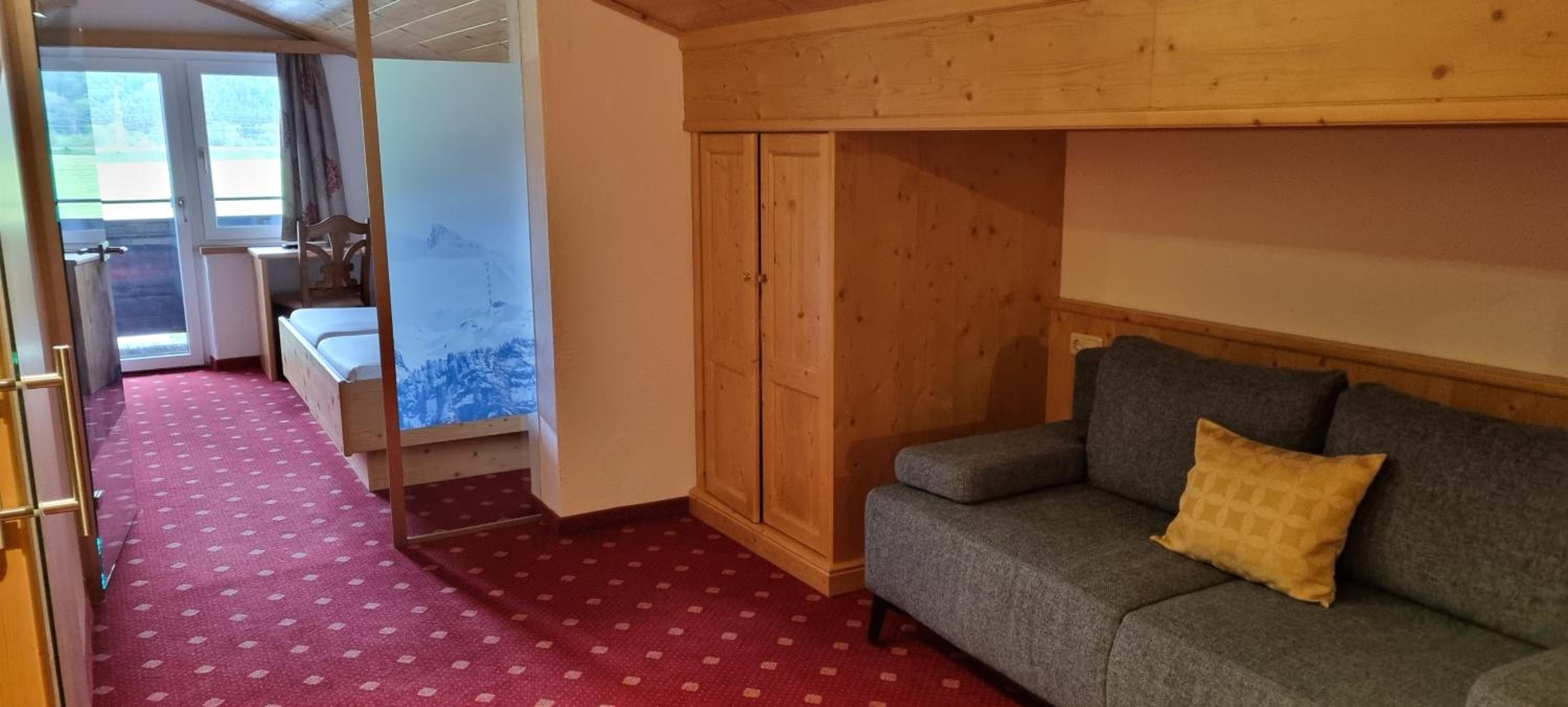 Quadruple Room with Balcony photo 3