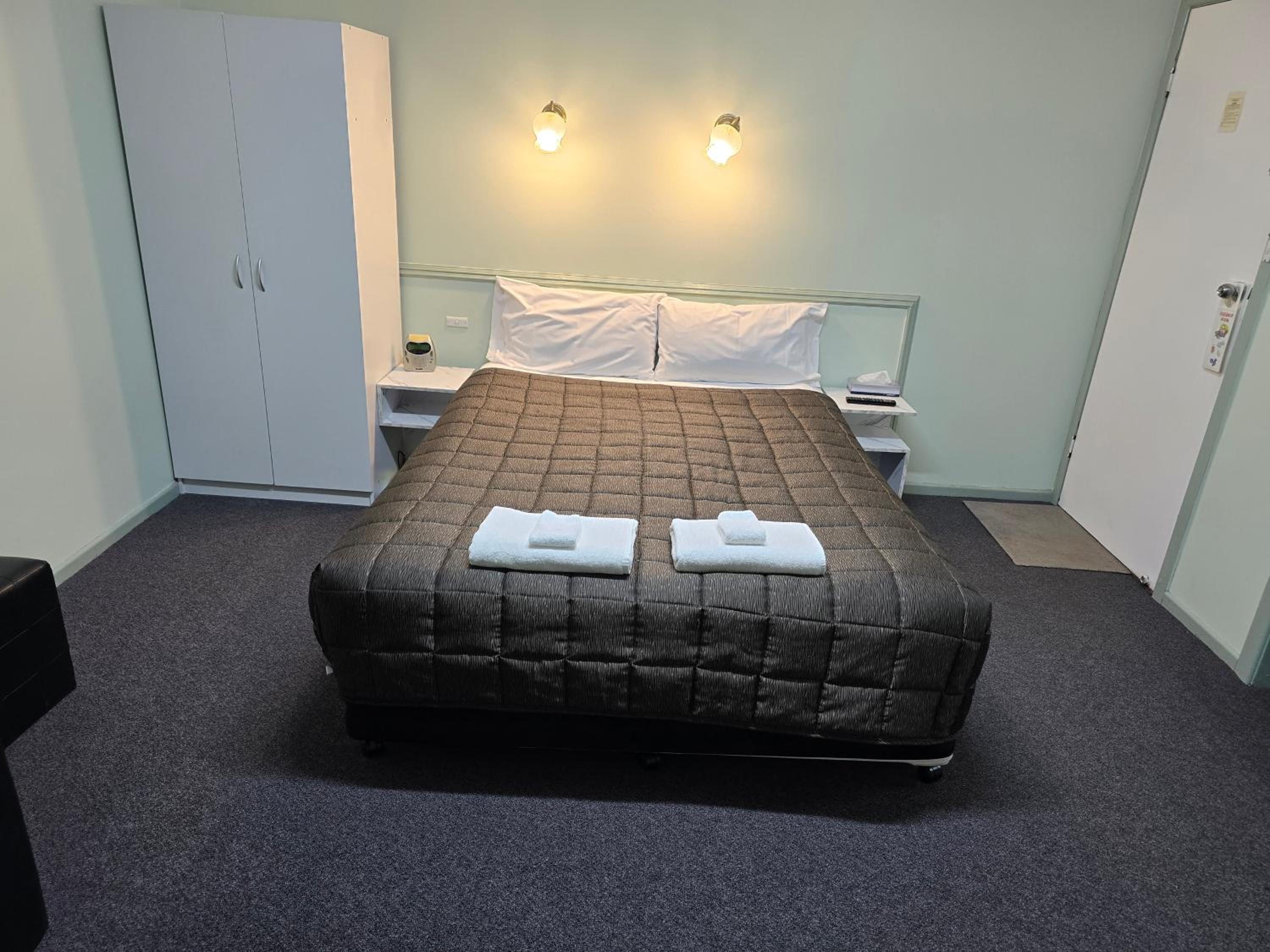 Queen Room with Lake View photo 1