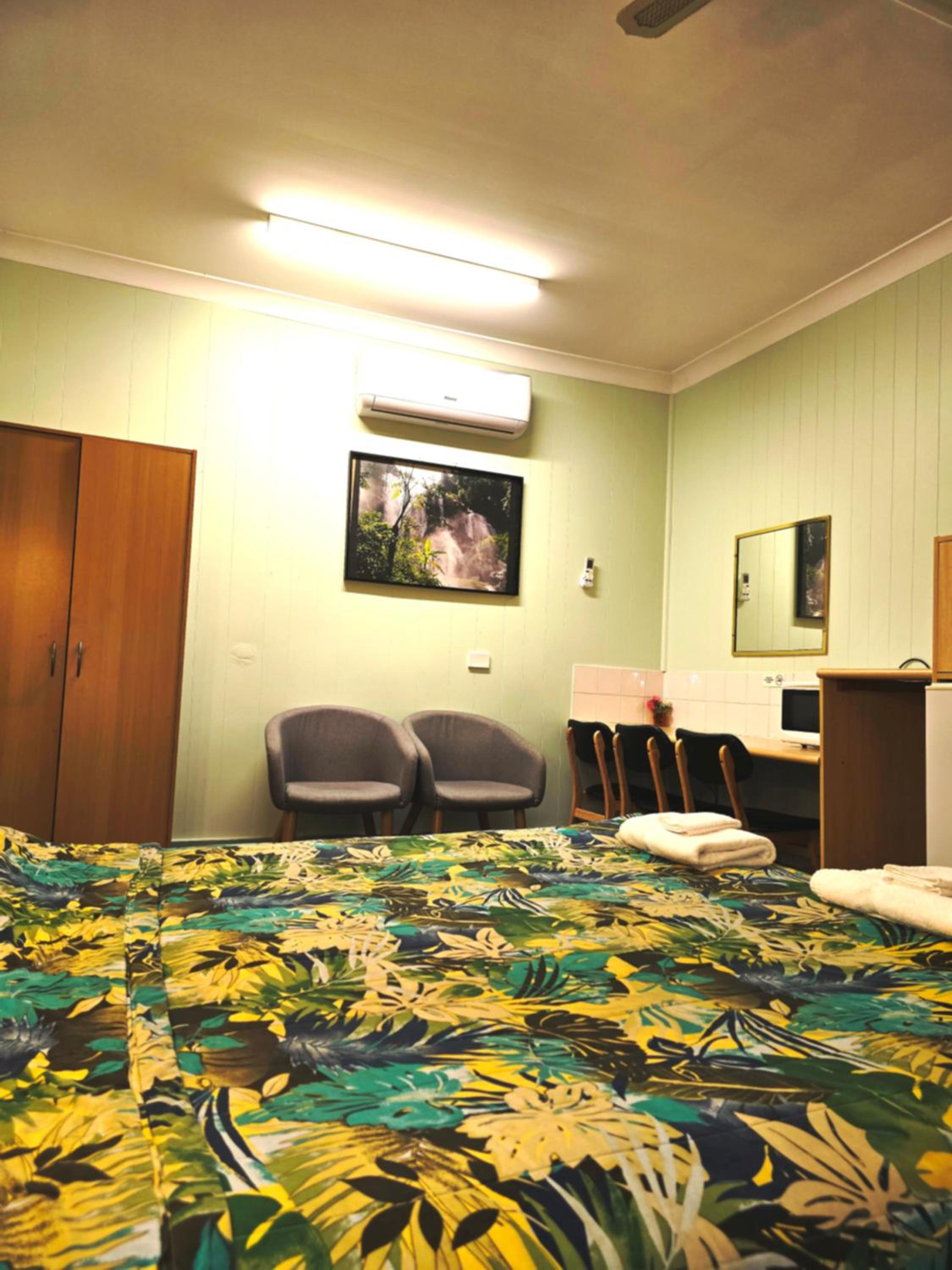 Queen/Twin Share Room photo 2